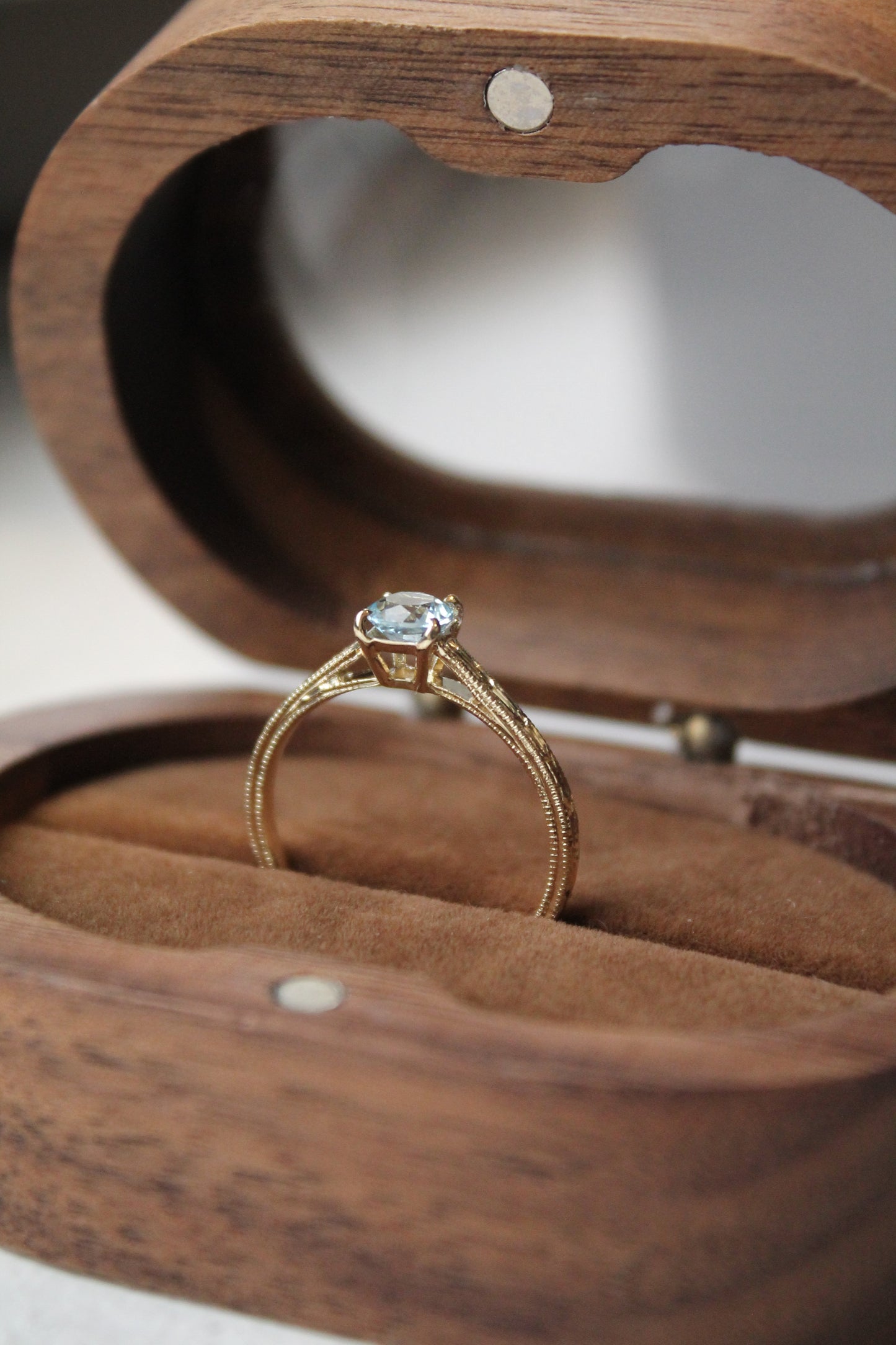 Anillo oro amarillo y aguamarina