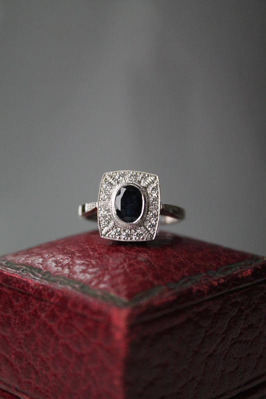 Anillo hecho a mano en plata, zafiro y zirconitas