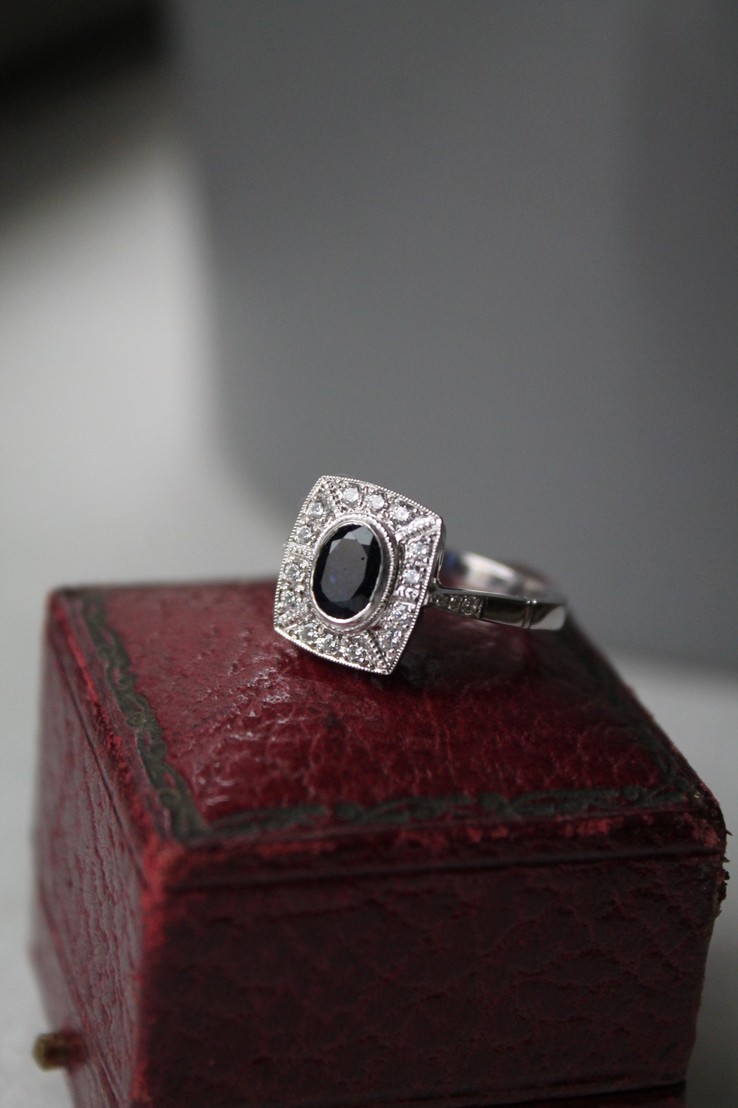Anillo hecho a mano en plata, zafiro y zirconitas