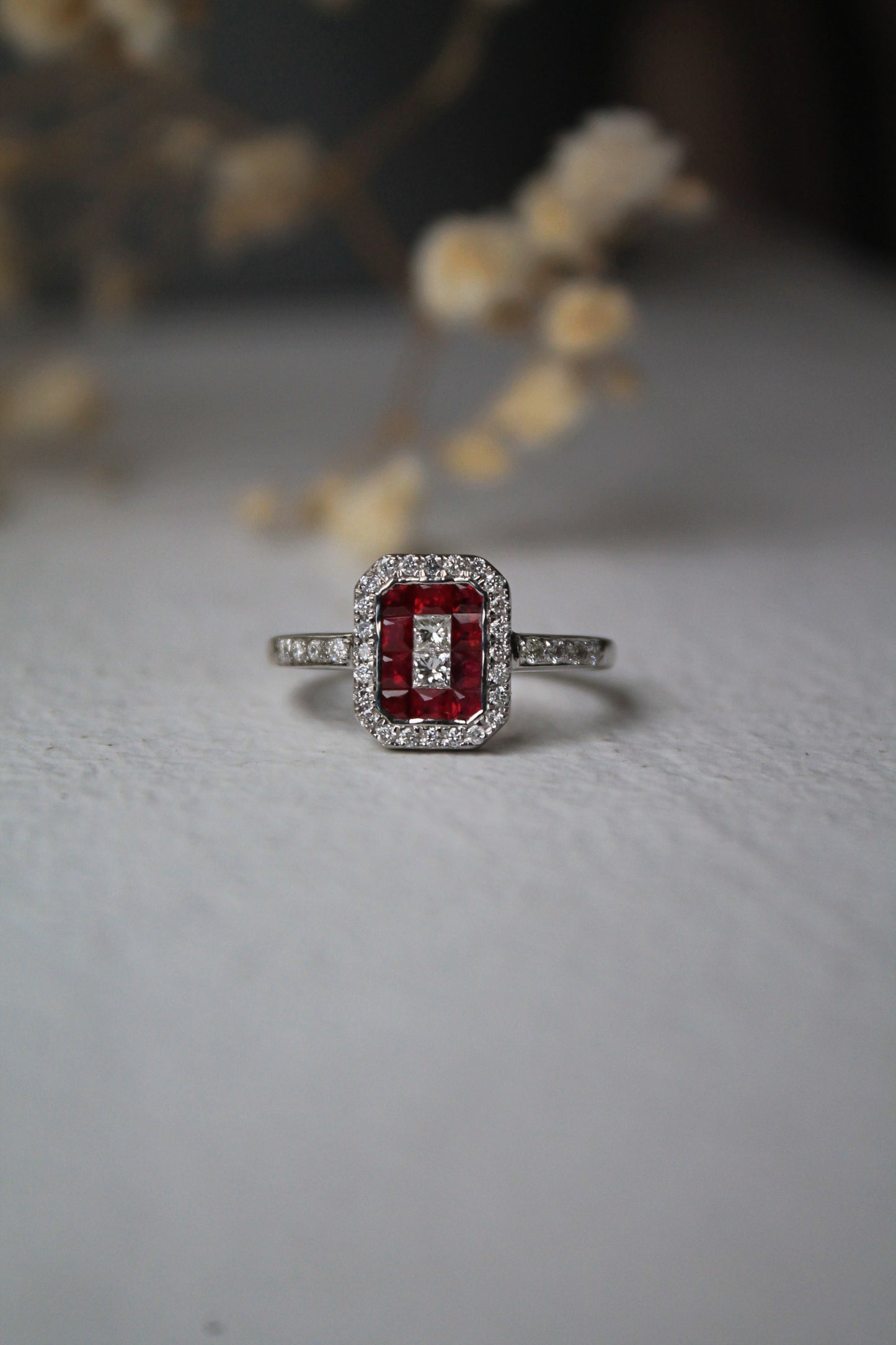 Anillo modelo halo, oro blanco, rubí y brillantes