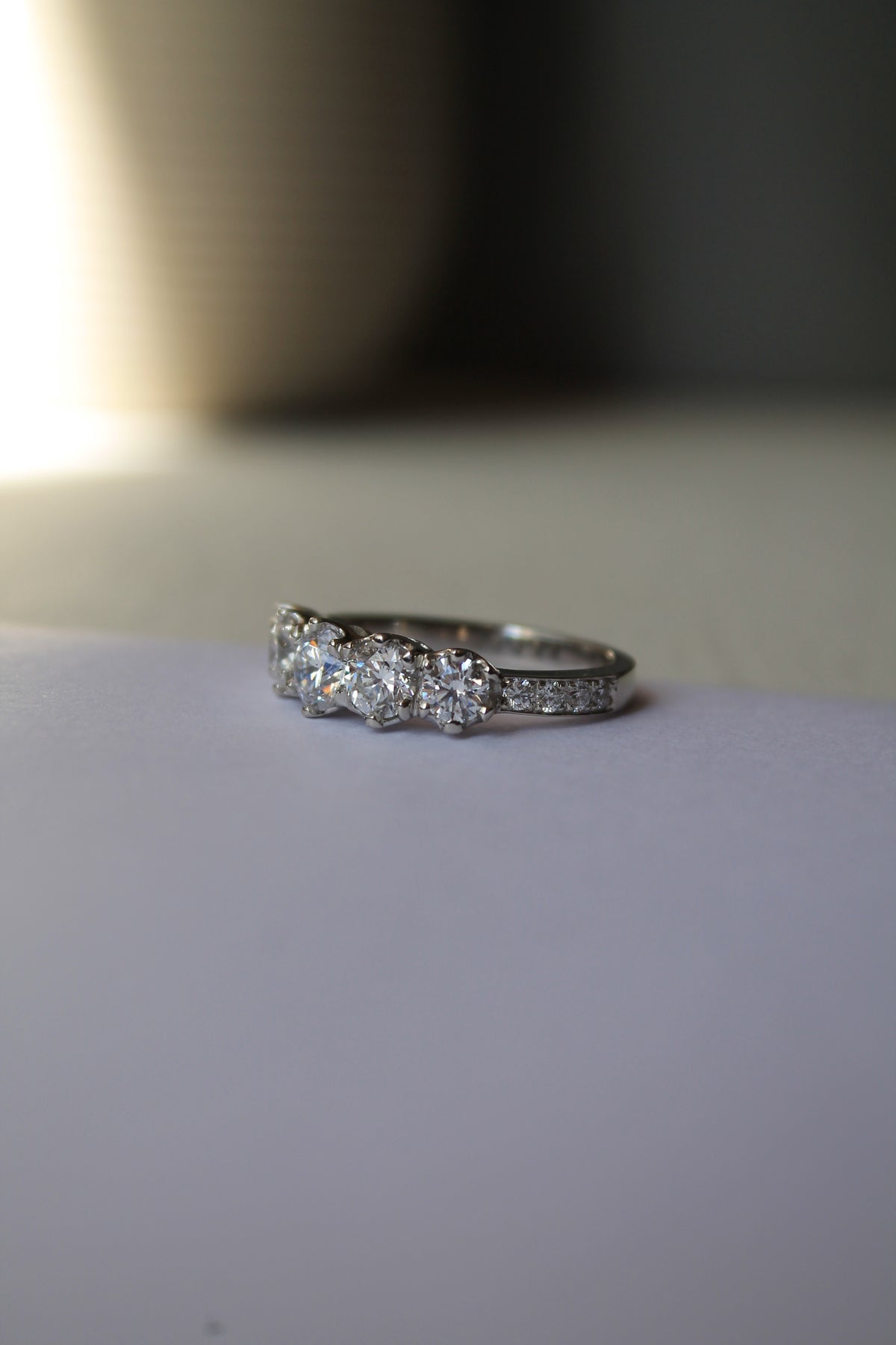 Anillo a pedido, hecho a mano, platino, y brillantes