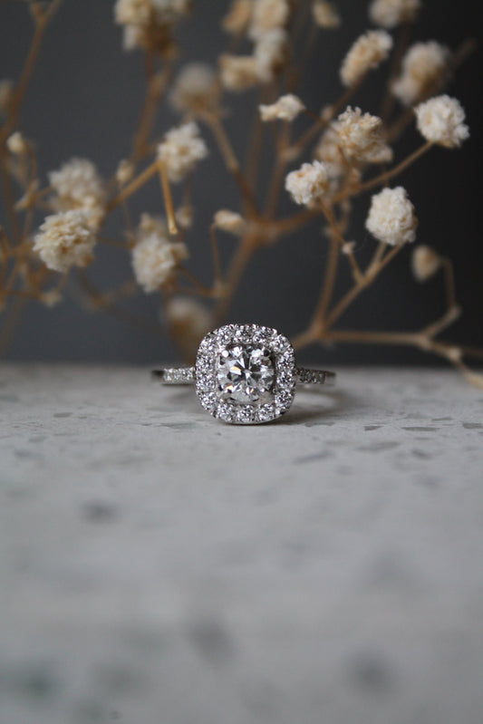 Anillo a pedido, hecho a mano, platino, y brillantes