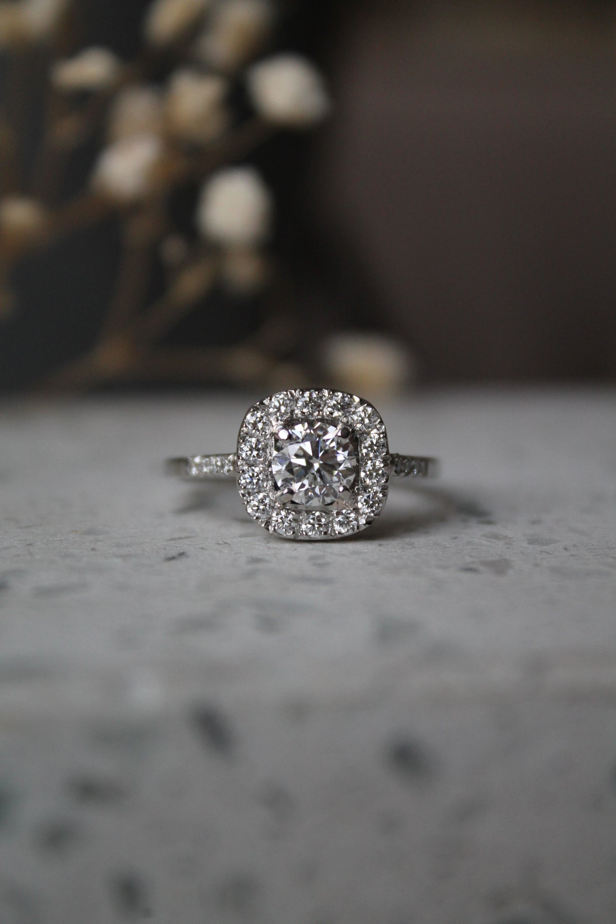 Anillo a pedido, hecho a mano, platino, y brillantes
