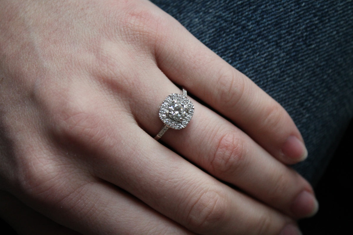 Anillo a pedido, hecho a mano, platino, y brillantes