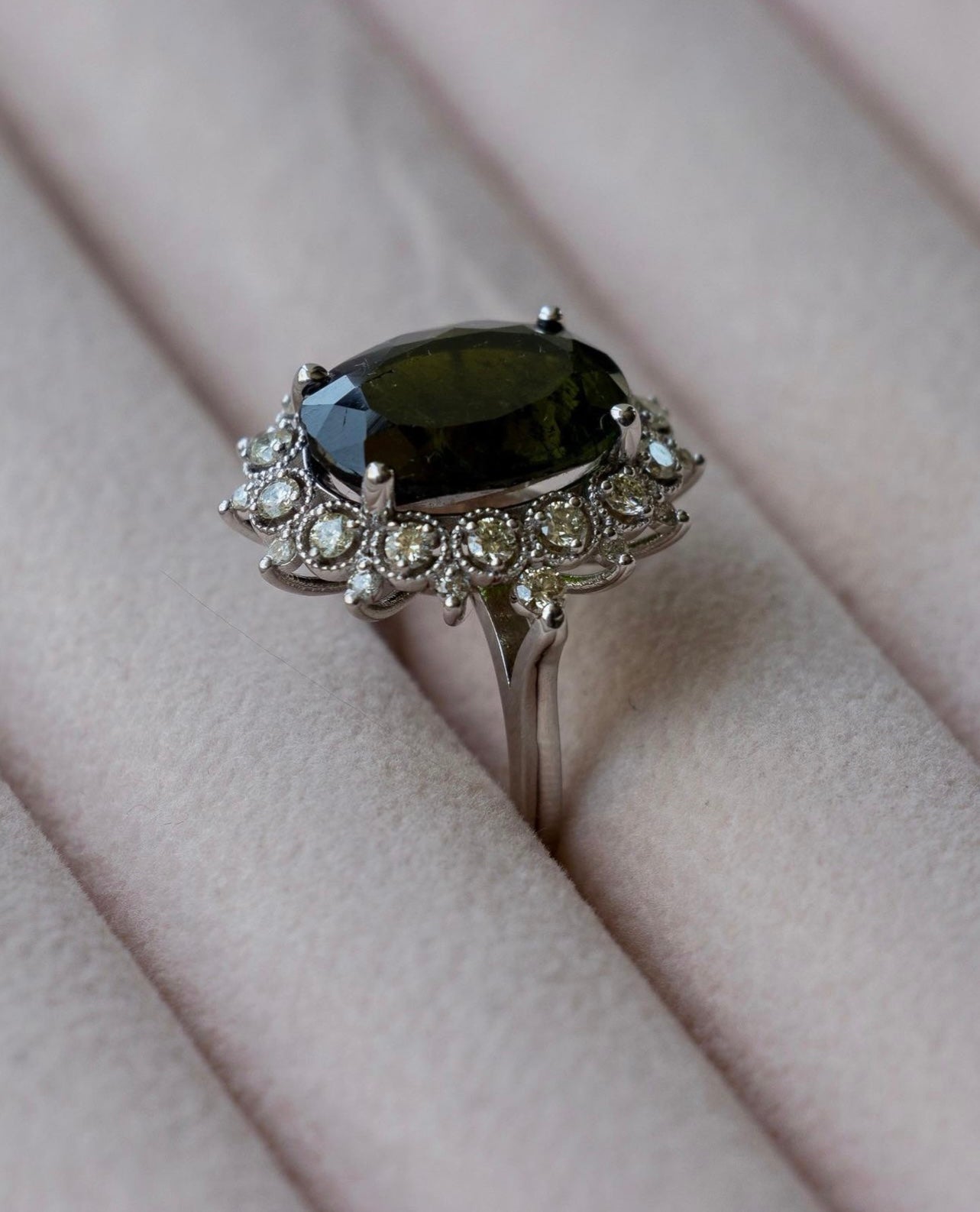 Anillo europeo diseño floral, hecho a mano, oro blanco italiano, brillantes y turmalina verdelita.
