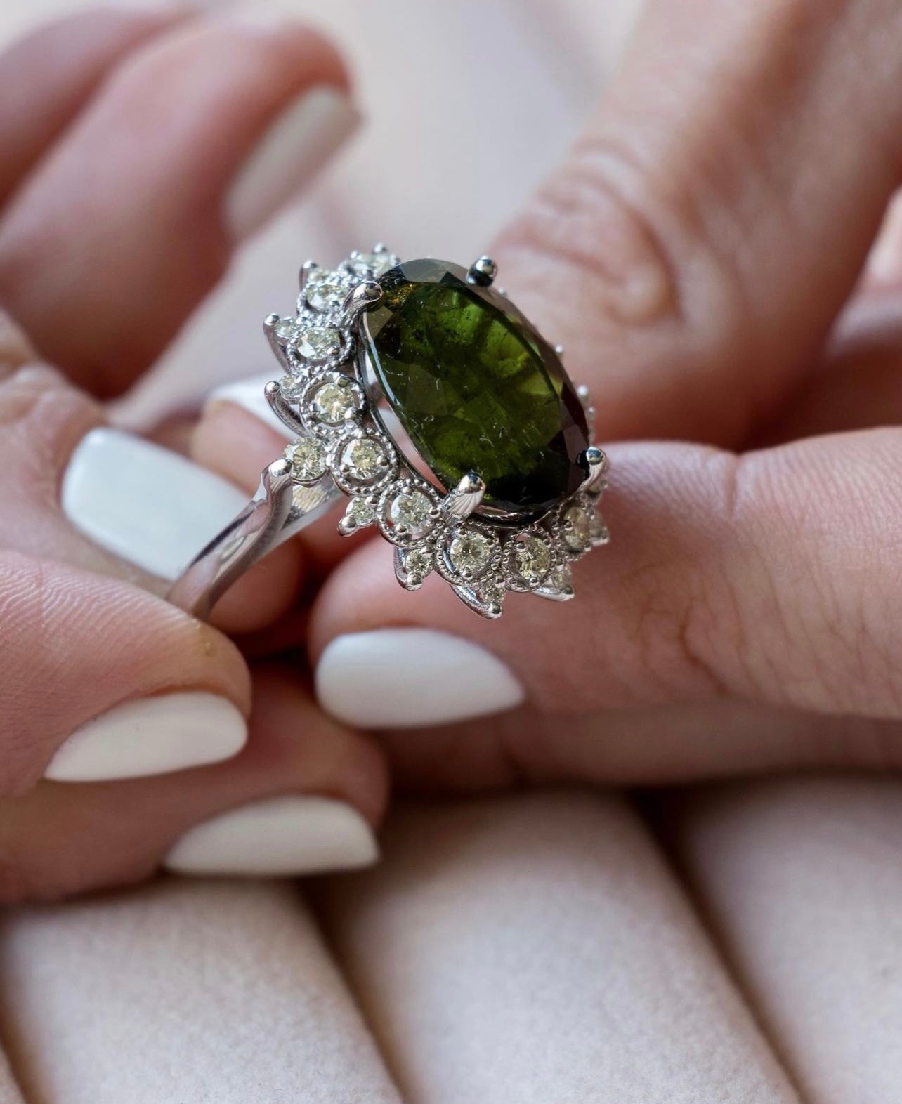 Anillo europeo diseño floral, hecho a mano, oro blanco italiano, brillantes y turmalina verdelita.