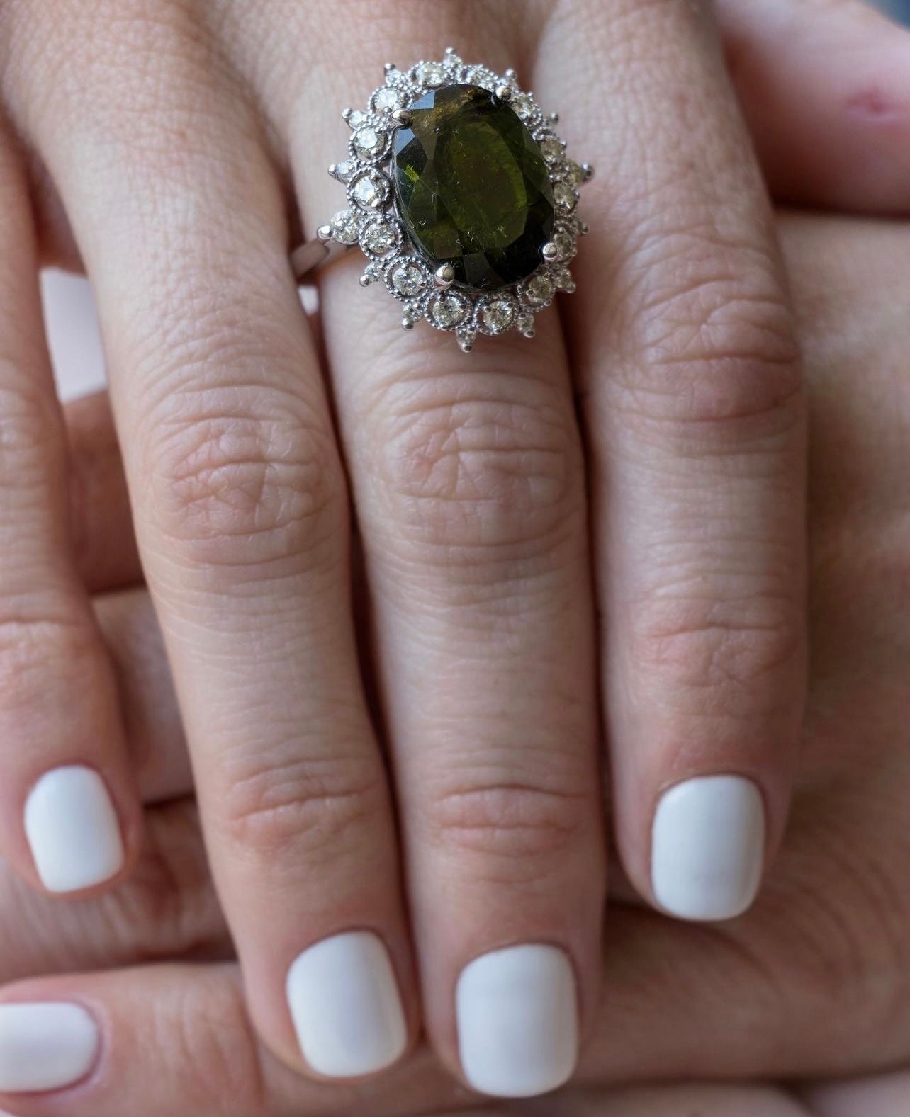Anillo europeo diseño floral, hecho a mano, oro blanco italiano, brillantes y turmalina verdelita.