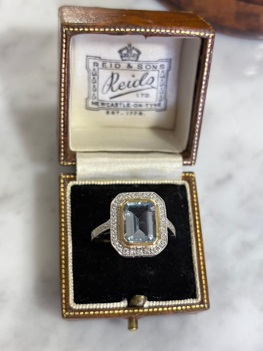 Anillo a pedido, hecho a mano, de metal platino, oro amarillo, Aguamarina, brillantes y grabado.