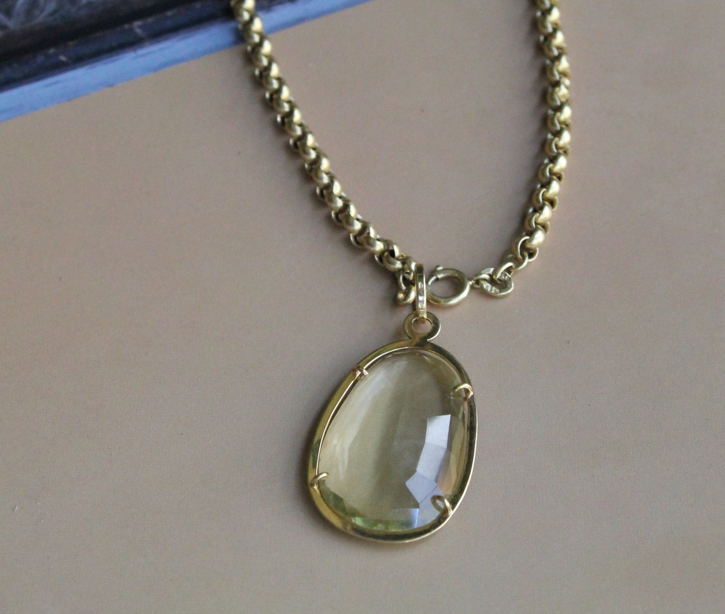 Colgante irregular moderno, marca Tous, Cuarzo citrino y oro amarillo.