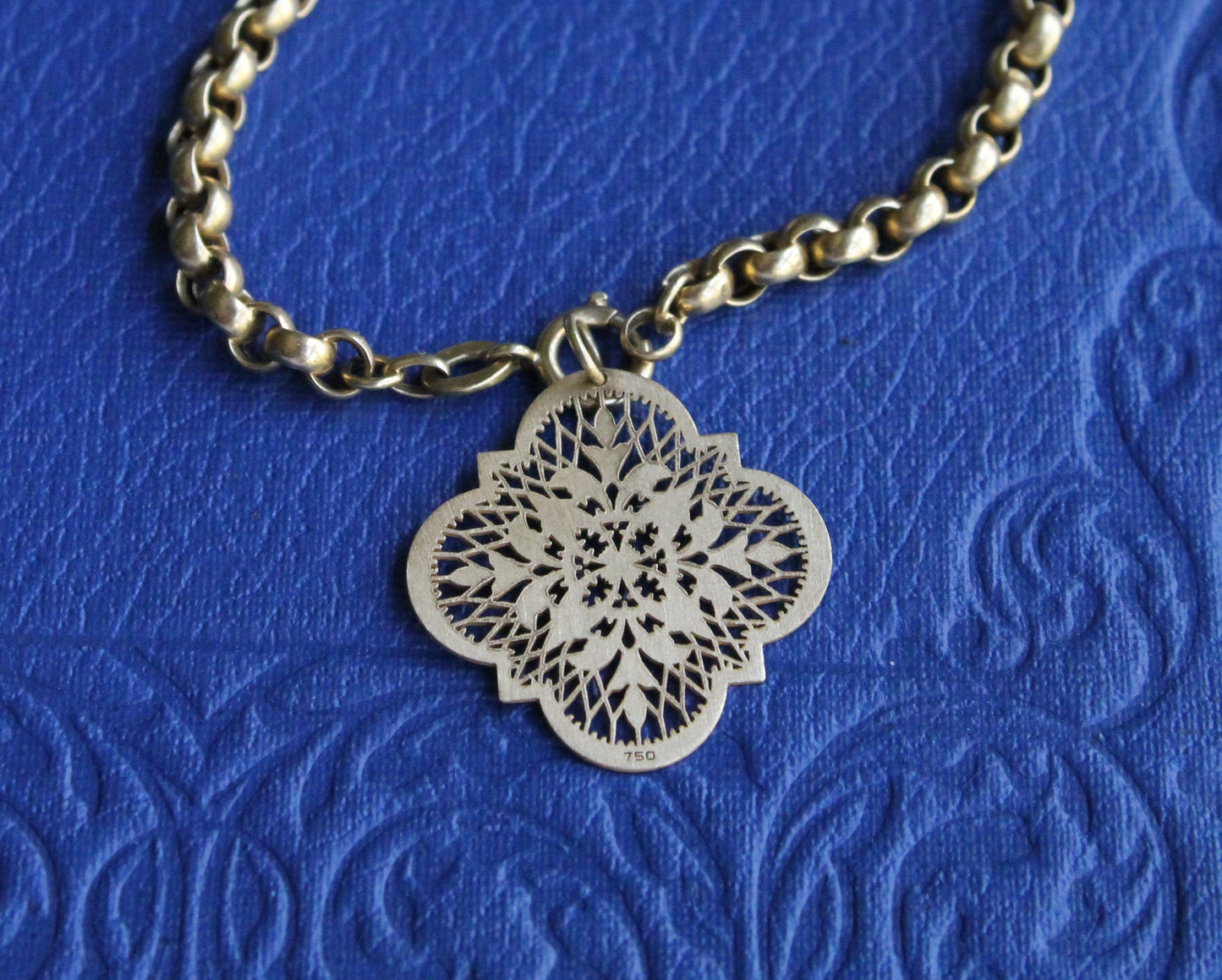 Colgante mandala calado europeo, hecho a mano y de oro amarillo.