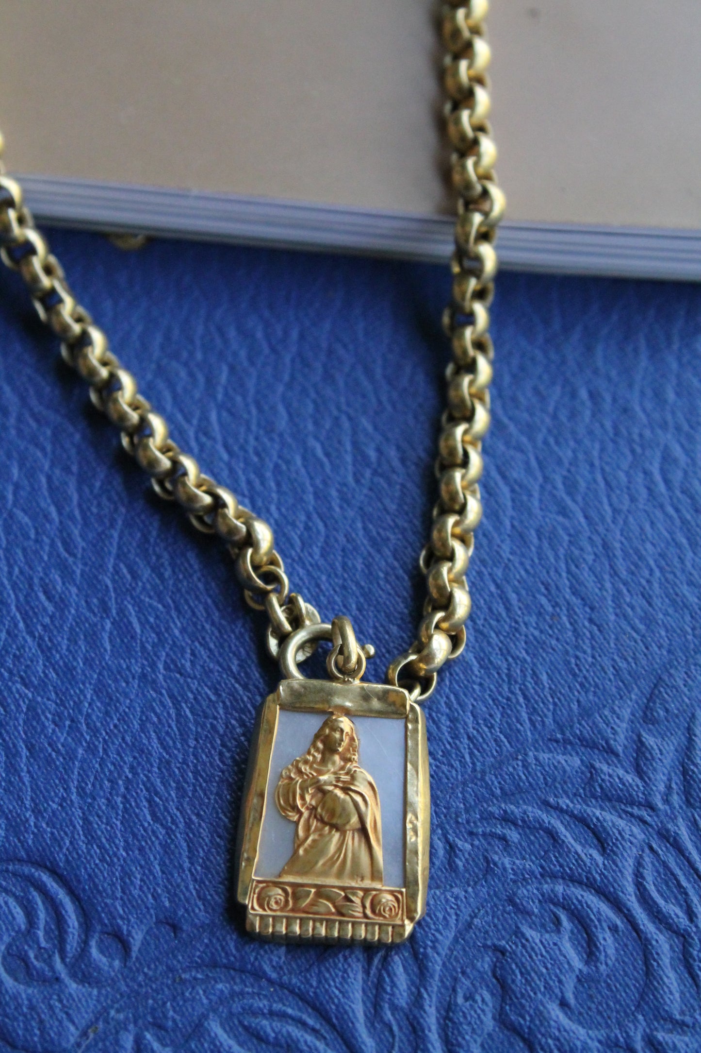 Medalla religiosa española, hecha a mano, concha de perla, oro amarillo.