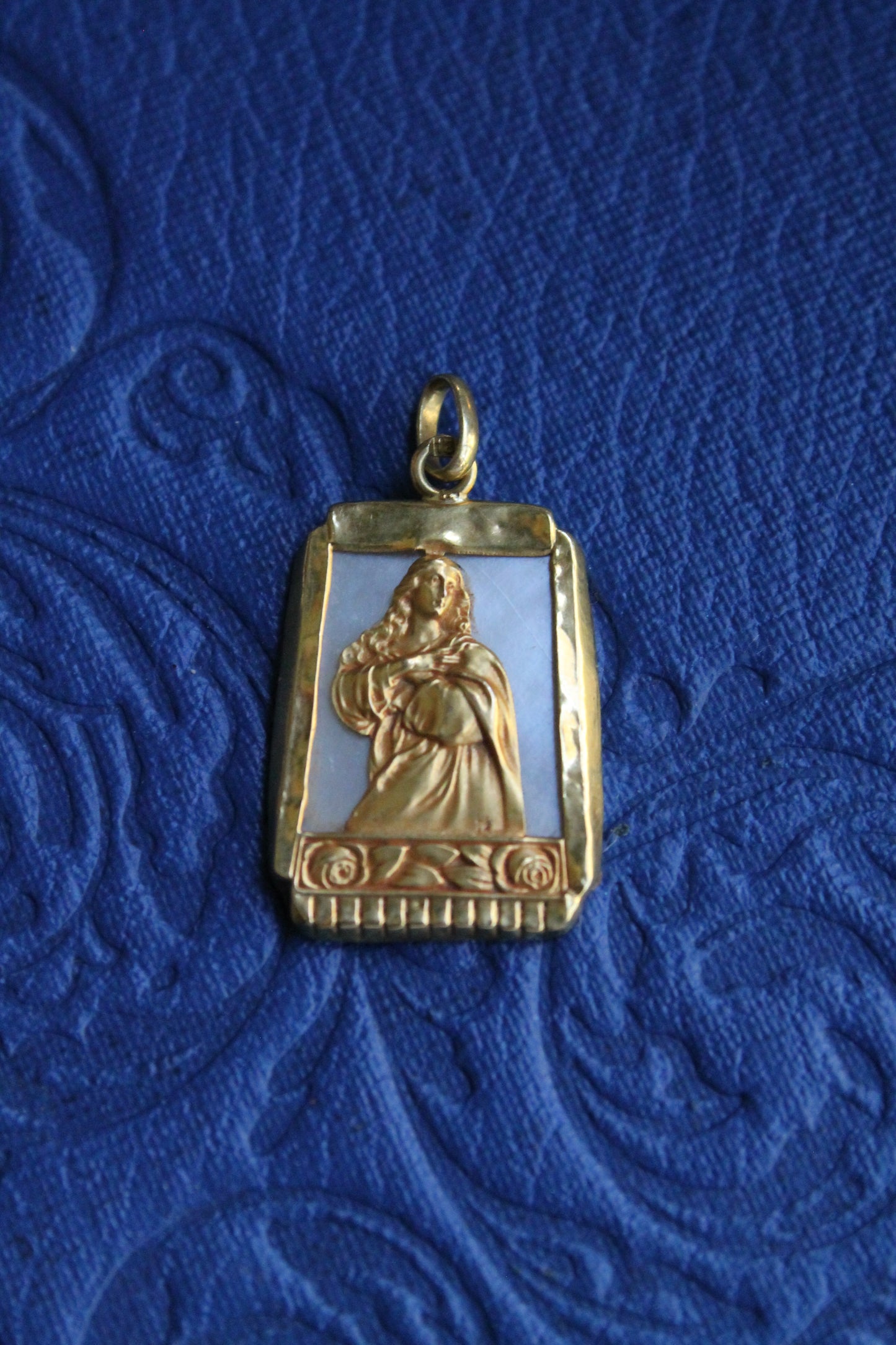 Medalla religiosa española, hecha a mano, concha de perla, oro amarillo.