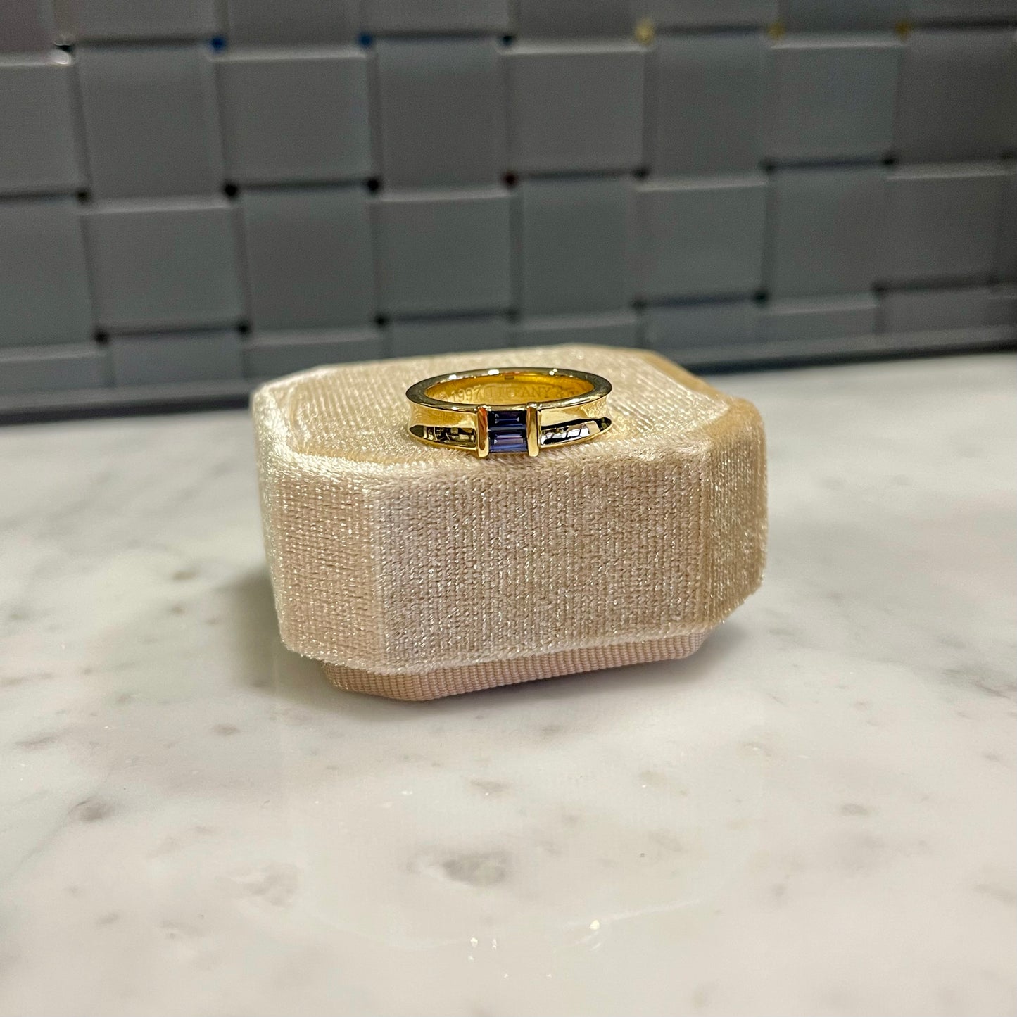 Anillo cintillo Tiffany & Co. Oro amarillo de 18k y zafiros.