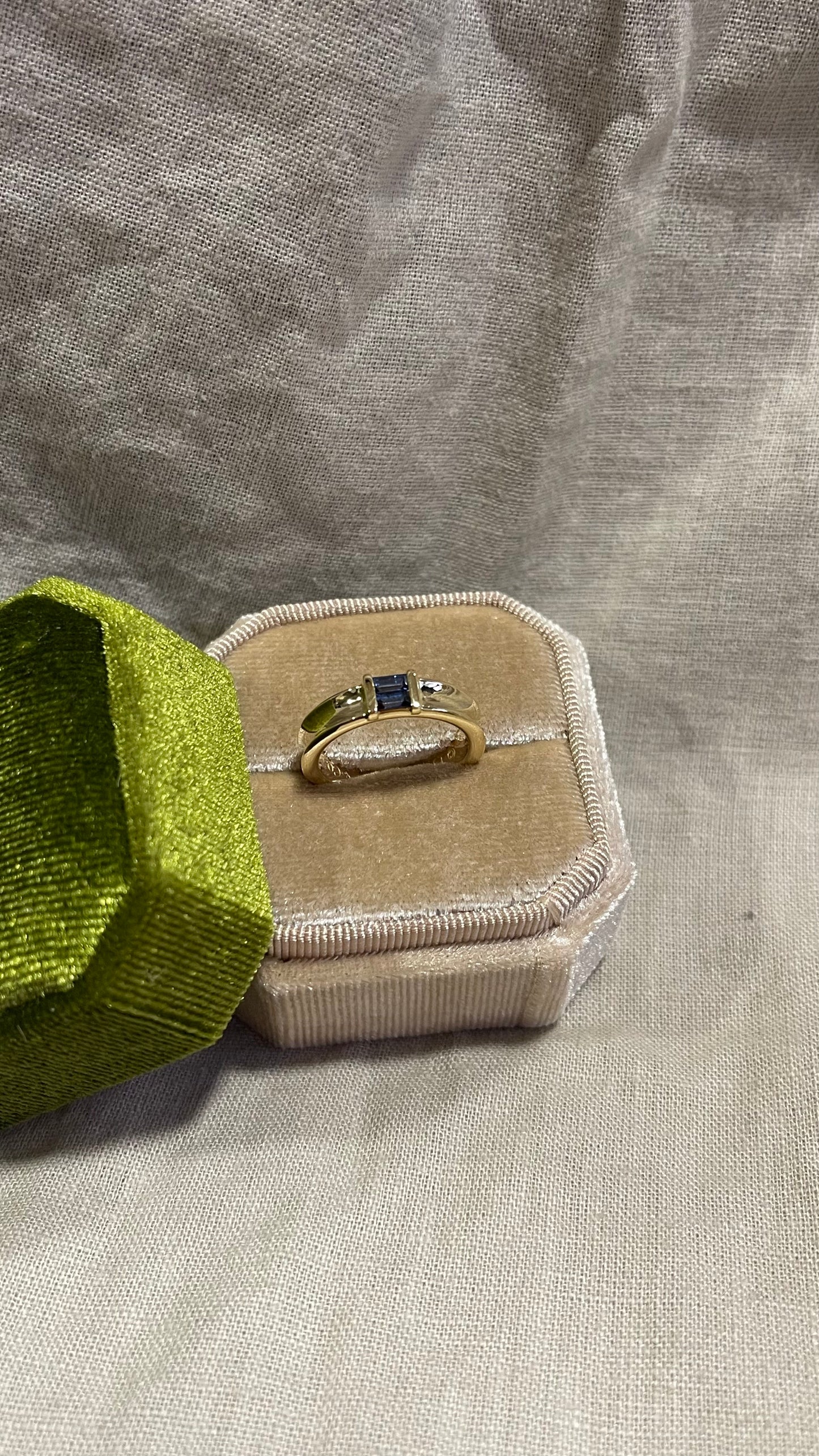 Anillo cintillo Tiffany & Co. Oro amarillo de 18k y zafiros.