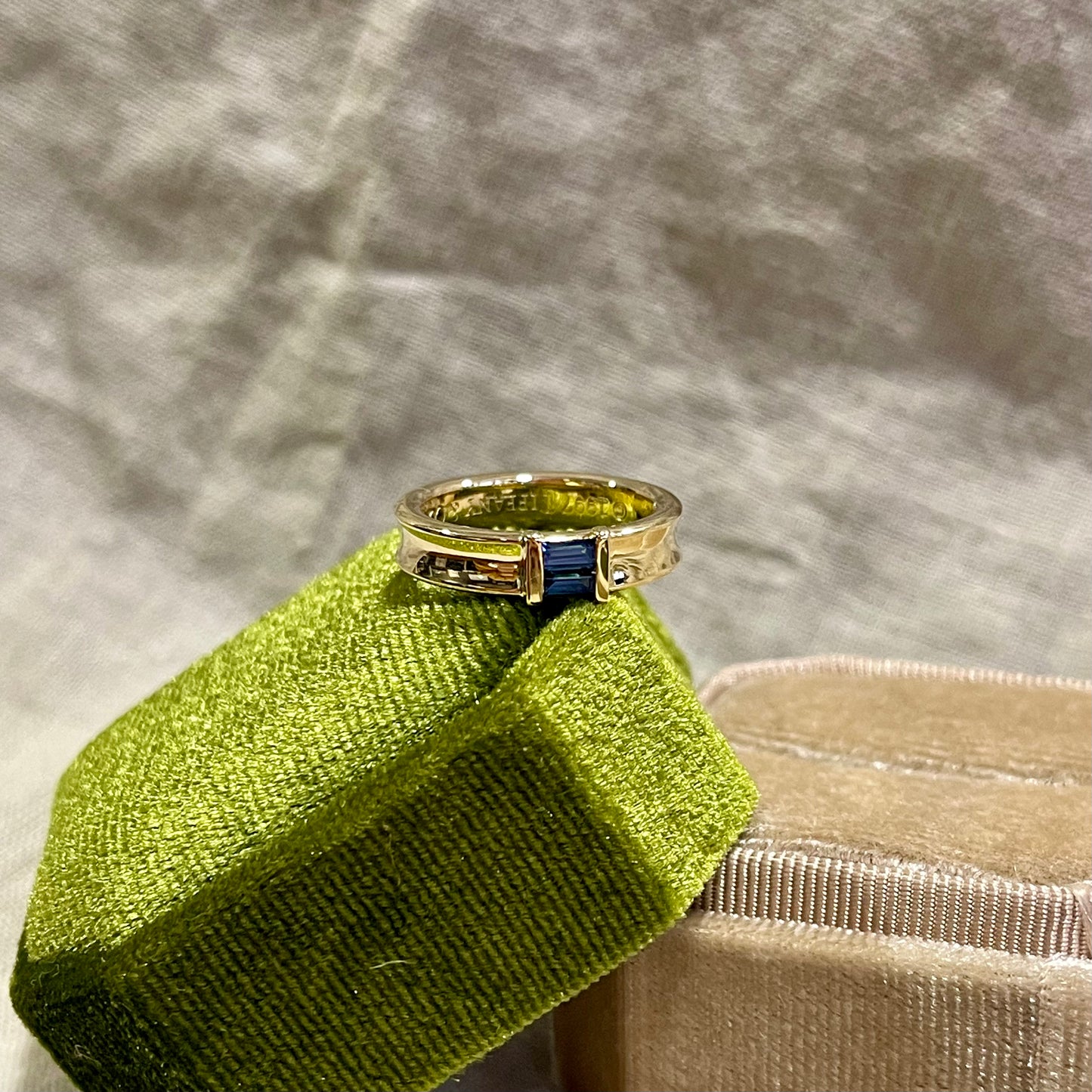 Anillo cintillo Tiffany & Co. Oro amarillo de 18k y zafiros.