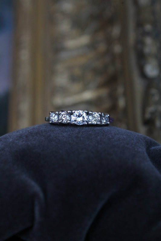 Anillo hecho a mano y a pedido, metal platino y brillantes.