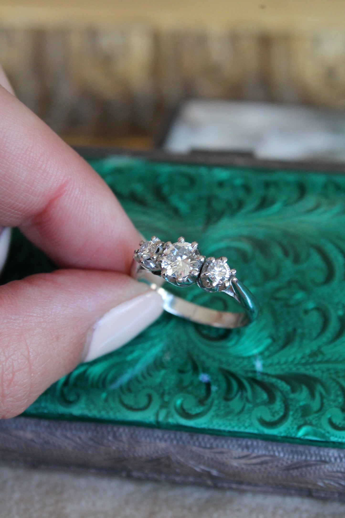 Anillo hecho a mano, platino y brillantes.