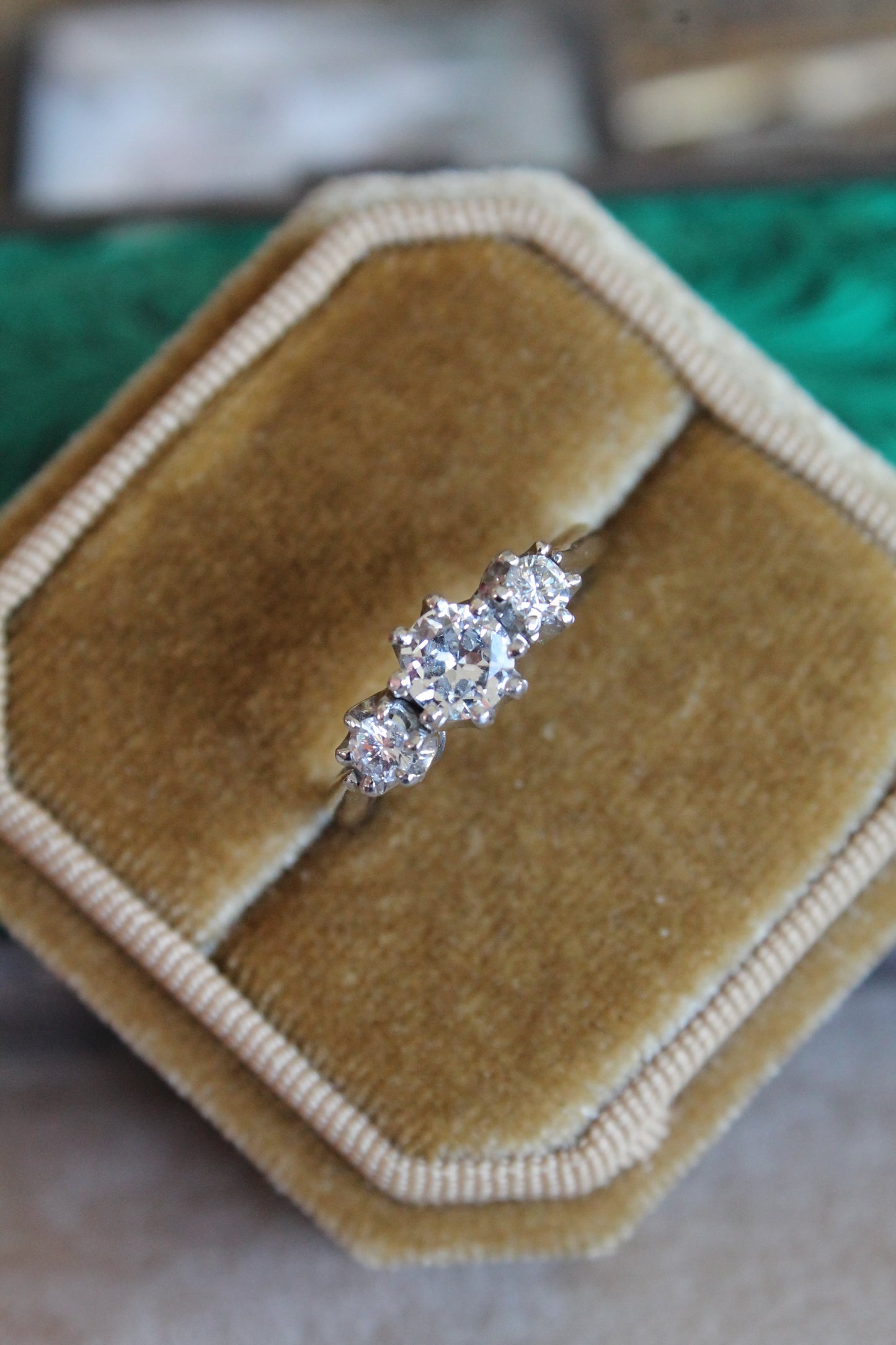 Anillo hecho a mano, platino y brillantes.