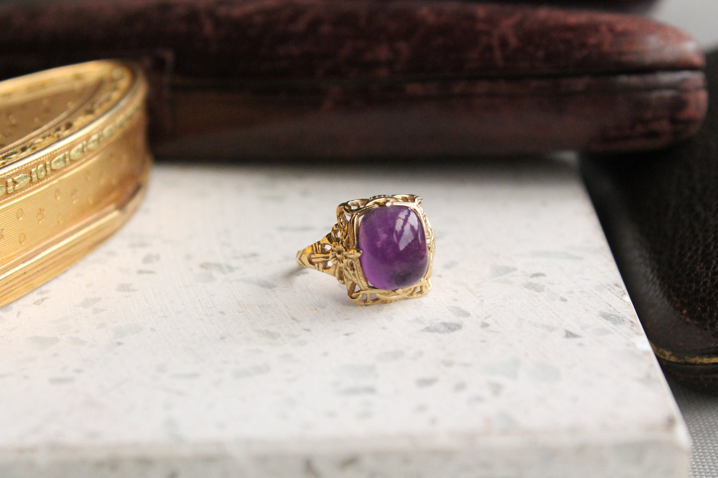 Anillo antique con decoración floral, de origen europeo y hecho a mano. Oro amarillo y amatista.
