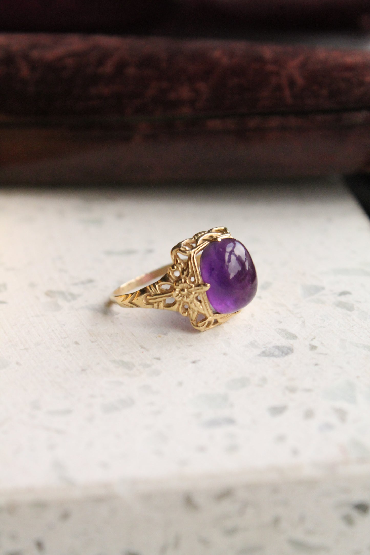 Anillo antique con decoración floral, de origen europeo y hecho a mano. Oro amarillo y amatista.