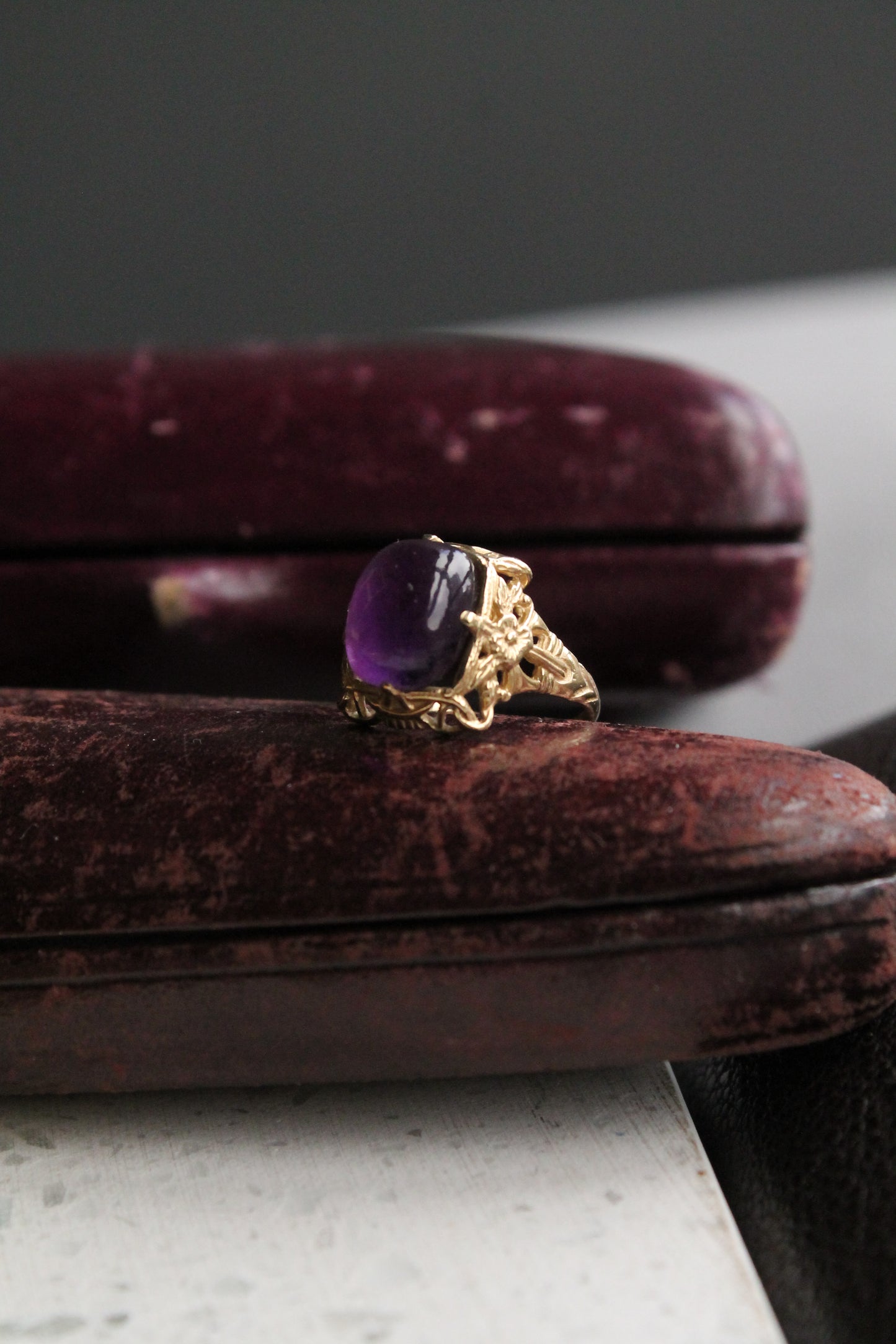 Anillo antique con decoración floral, de origen europeo y hecho a mano. Oro amarillo y amatista.