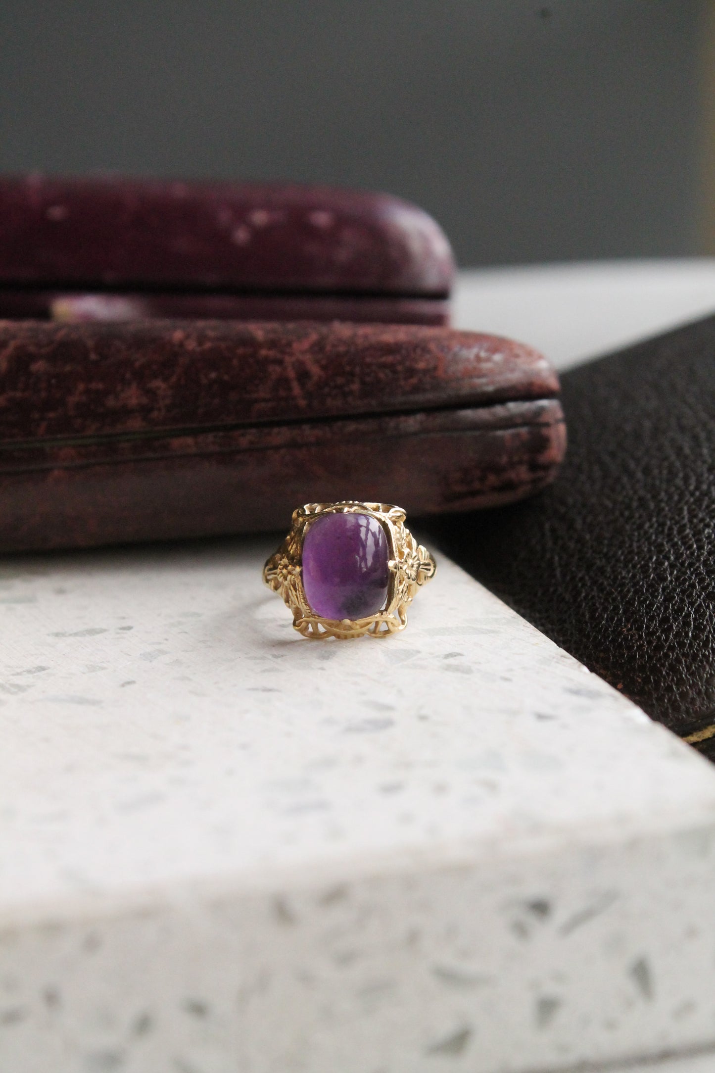 Anillo antique con decoración floral, de origen europeo y hecho a mano. Oro amarillo y amatista.