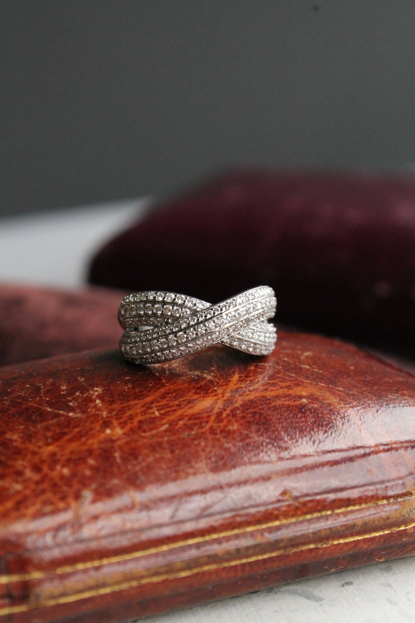 Anillo contemporáneo entrelazado, hecho a mano, oro blanco Italiano y brillantes.