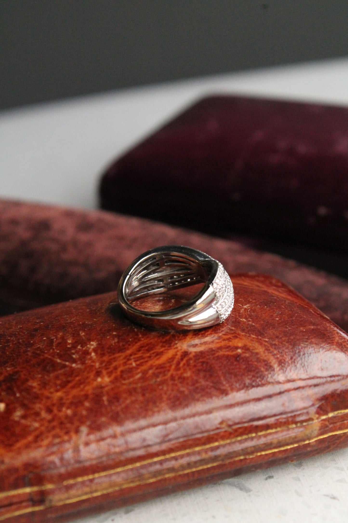 Anillo contemporáneo entrelazado, hecho a mano, oro blanco Italiano y brillantes.