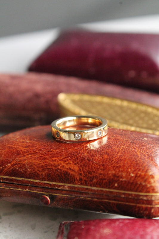 Anillo europeo, hecho a mano, modelo sin fin, oro amarillo y brillantes.