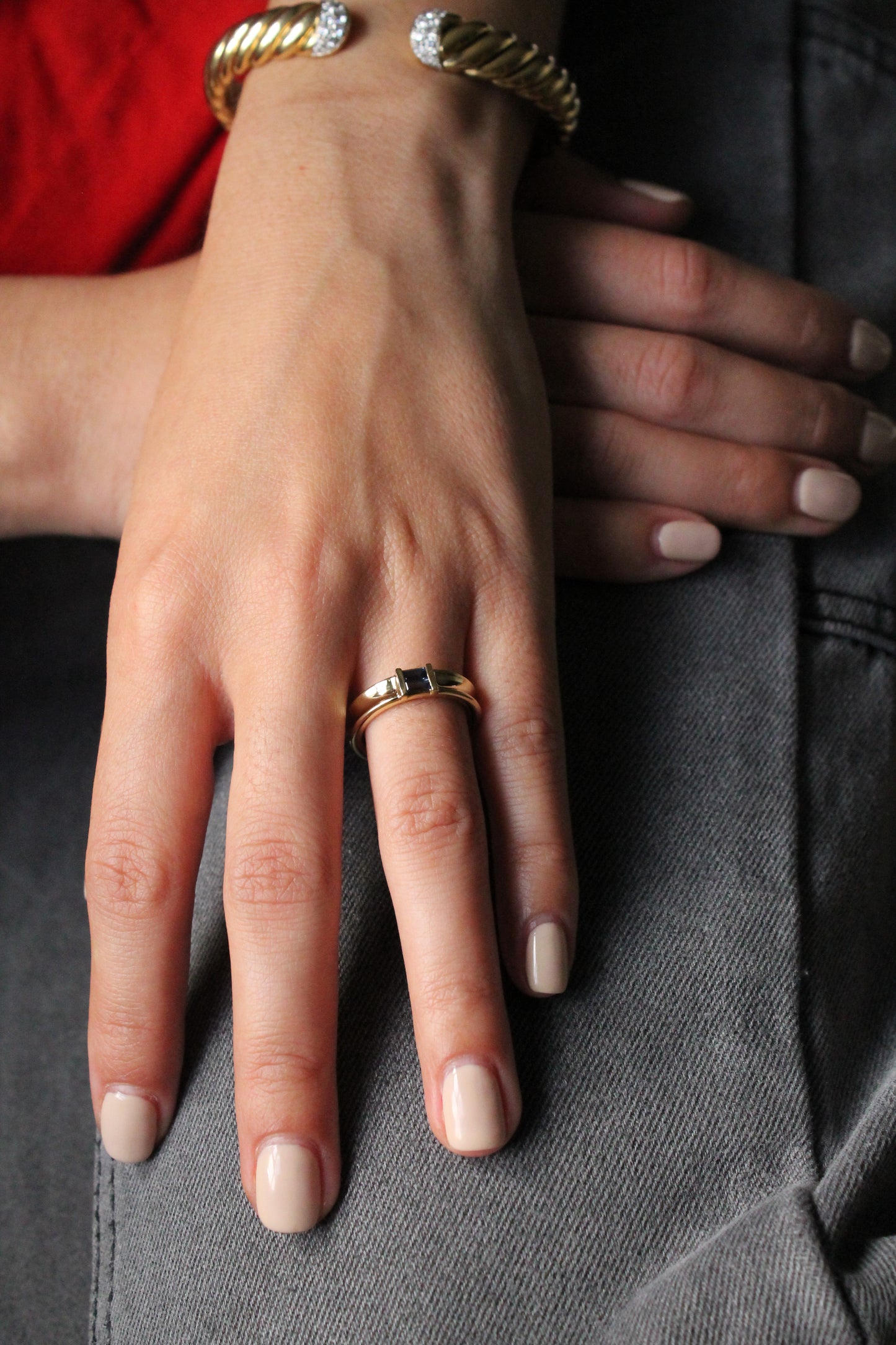 Anillo cintillo Tiffany & Co. Oro amarillo de 18k y zafiros.