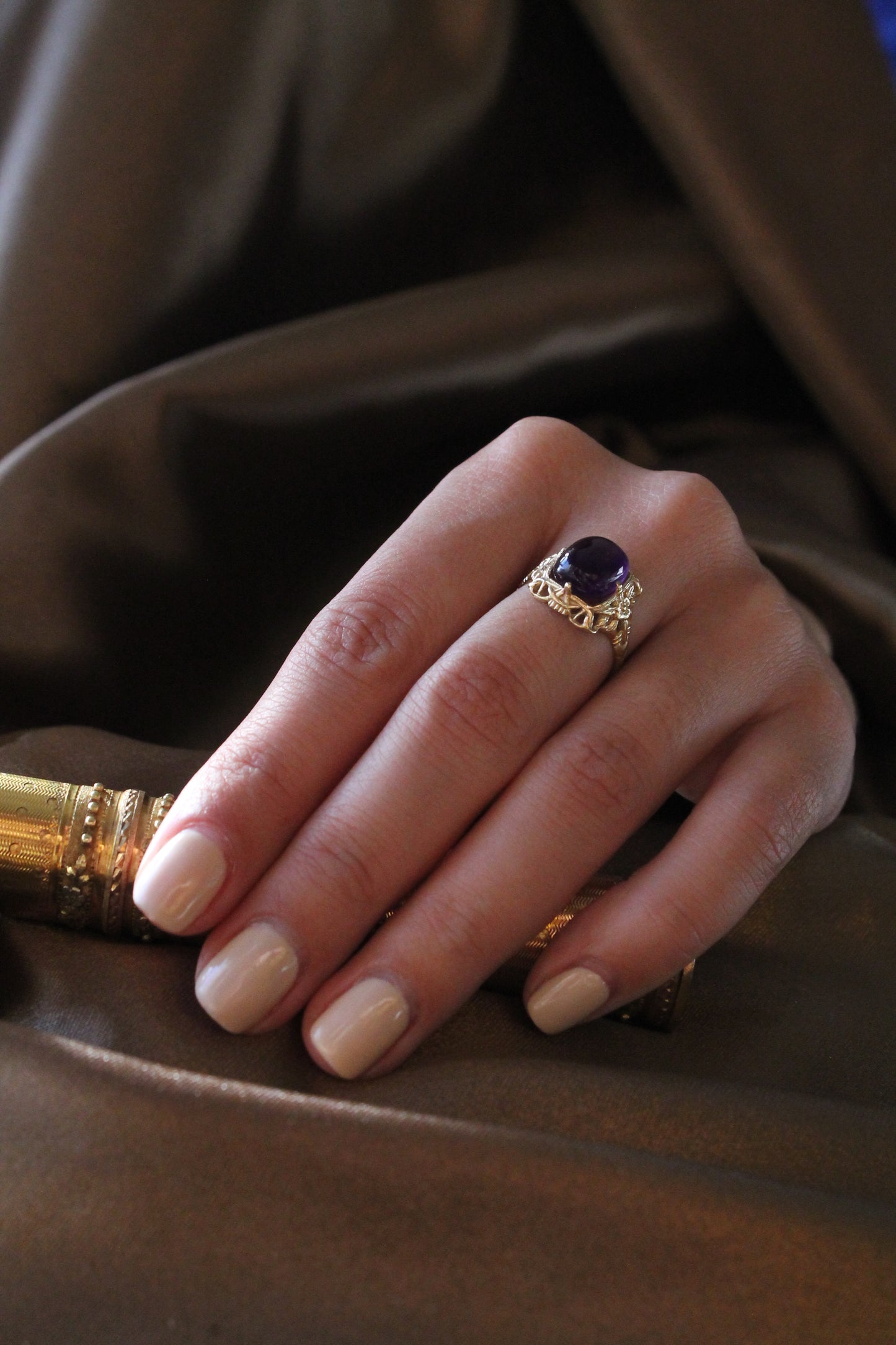 Anillo antique con decoración floral, de origen europeo y hecho a mano. Oro amarillo y amatista.