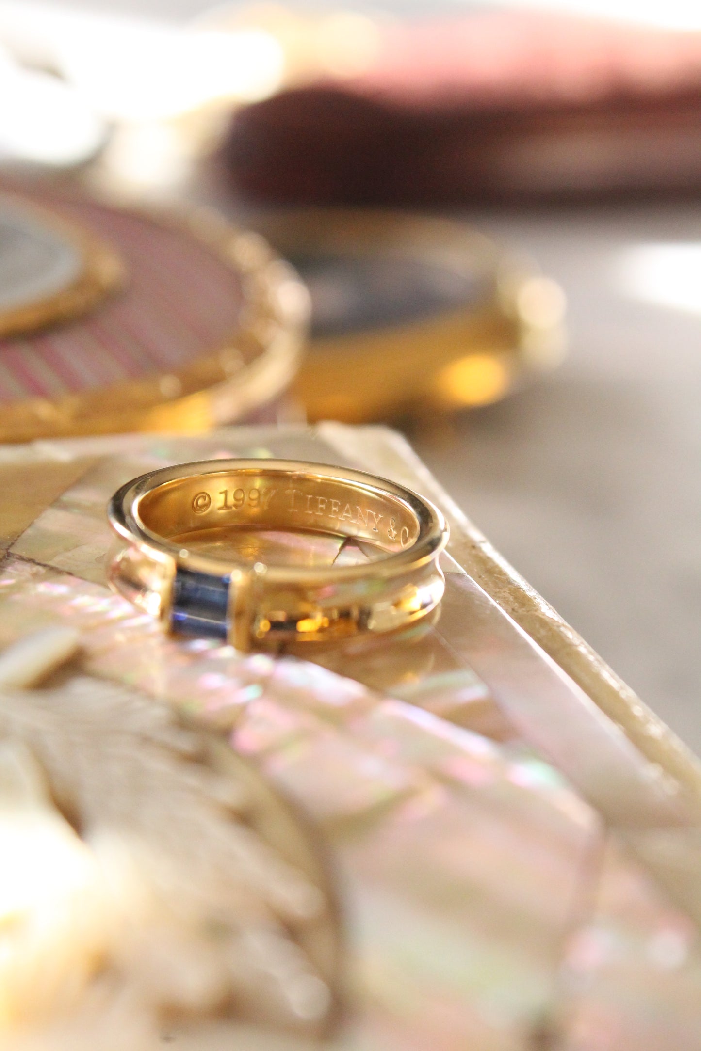 Anillo cintillo Tiffany & Co. Oro amarillo de 18k y zafiros.