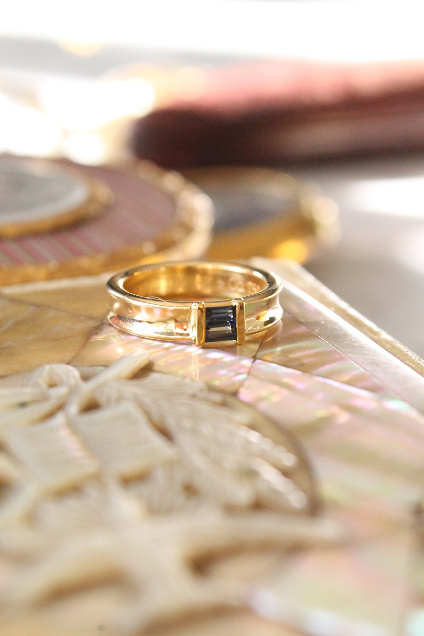 Anillo cintillo Tiffany & Co. Oro amarillo de 18k y zafiros.