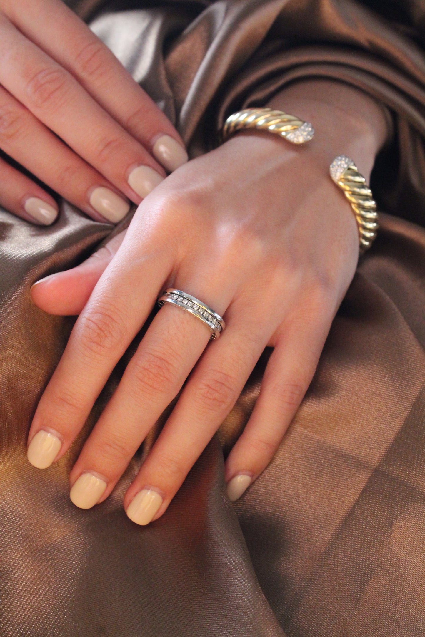 Anillo eternity, montado de diamantes por completo y oro blanco. Marca Bvlgari. En sus lados presenta dos detalles de grabado "Bvlgari".