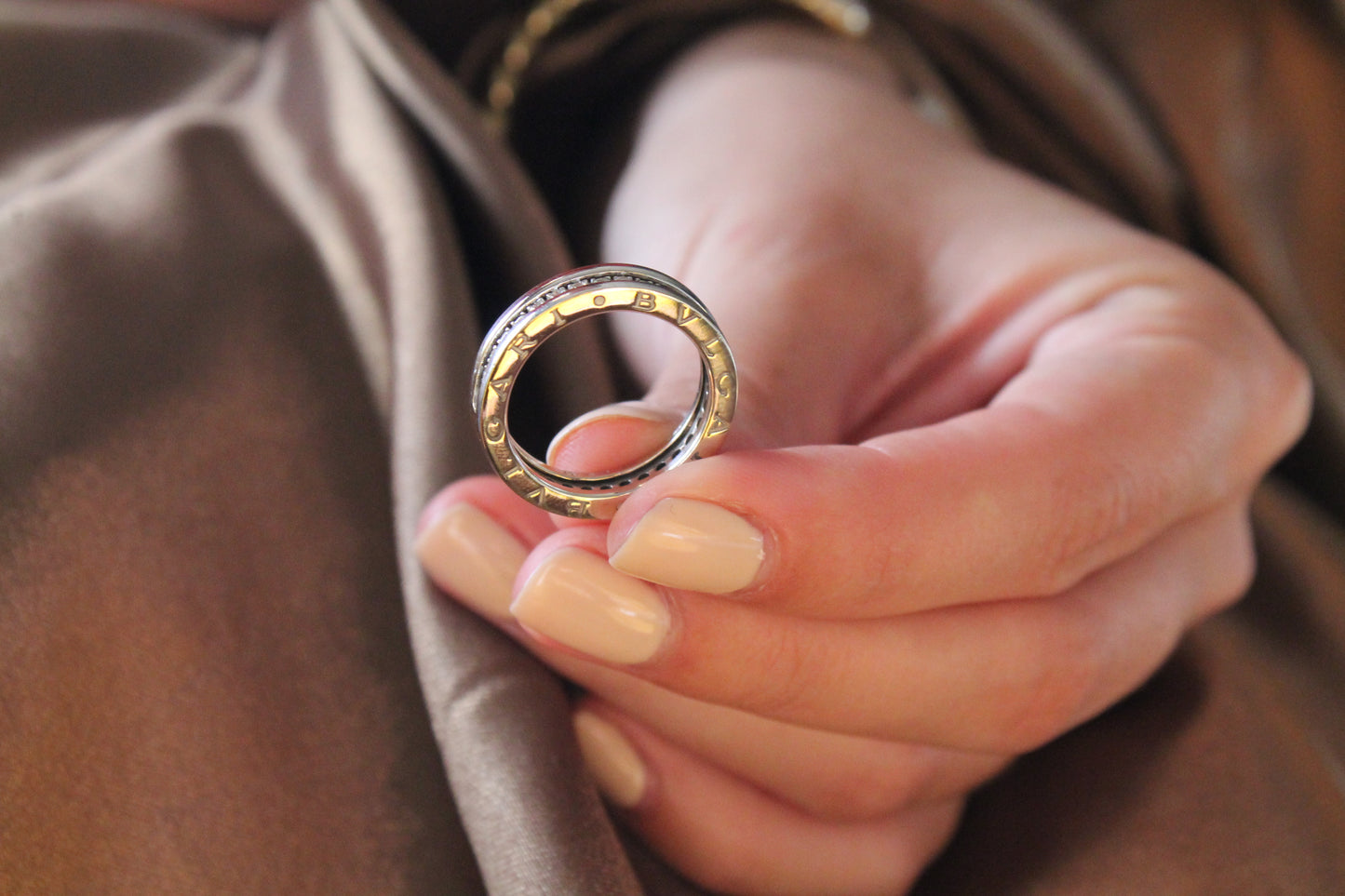 Anillo eternity, montado de diamantes por completo y oro blanco. Marca Bvlgari. En sus lados presenta dos detalles de grabado "Bvlgari".