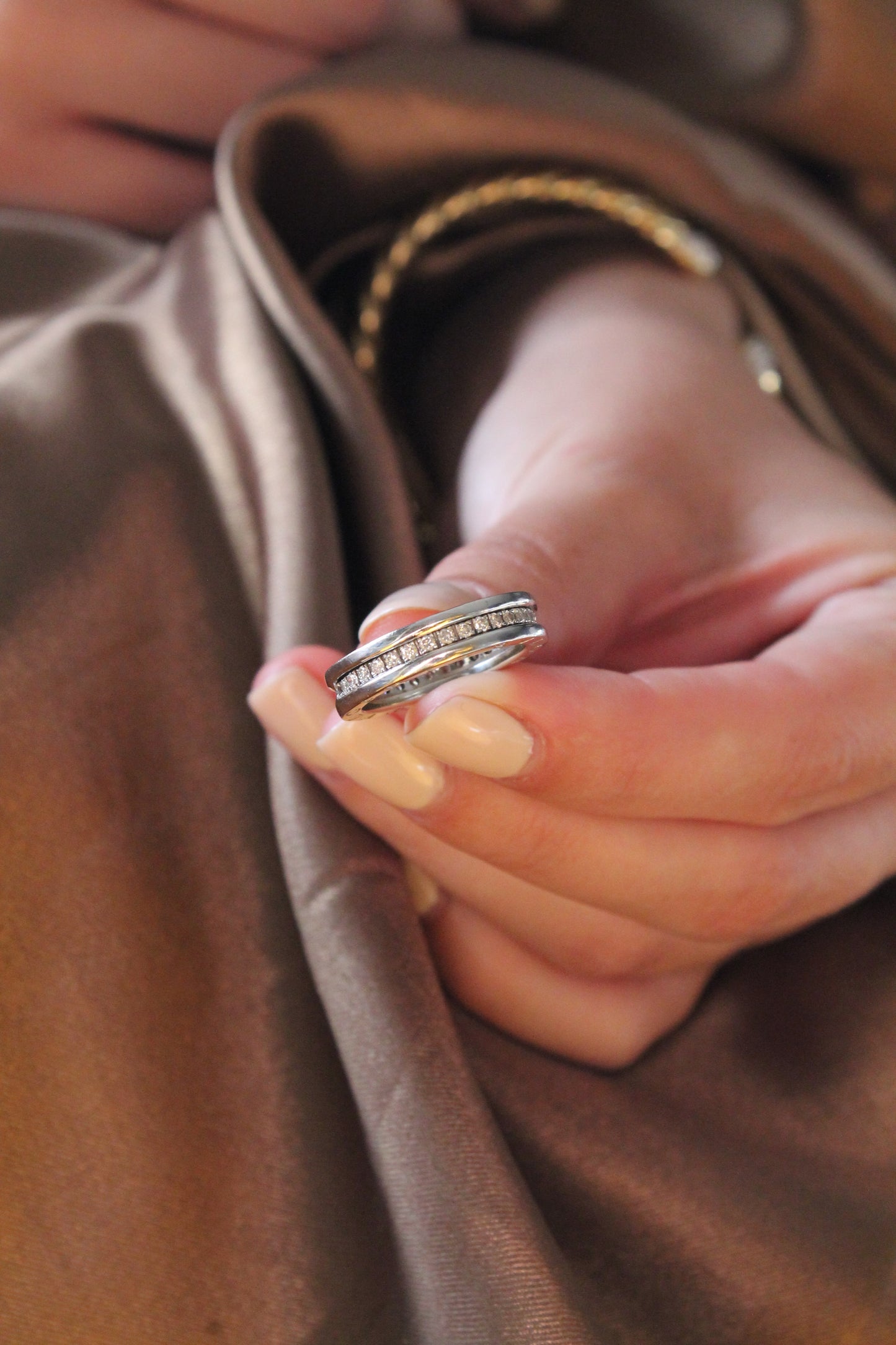Anillo eternity, montado de diamantes por completo y oro blanco. Marca Bvlgari. En sus lados presenta dos detalles de grabado "Bvlgari".