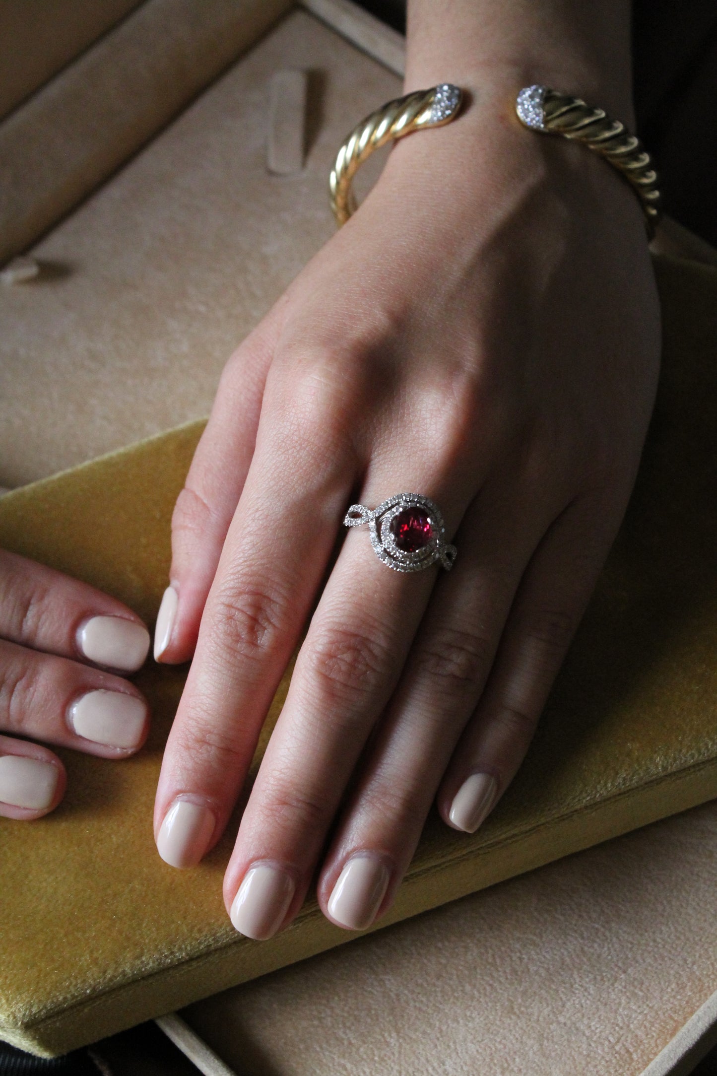 Anillo contemporáneo de oro blanco italiano, brillantes y rubí (con certificado gemológico digital).