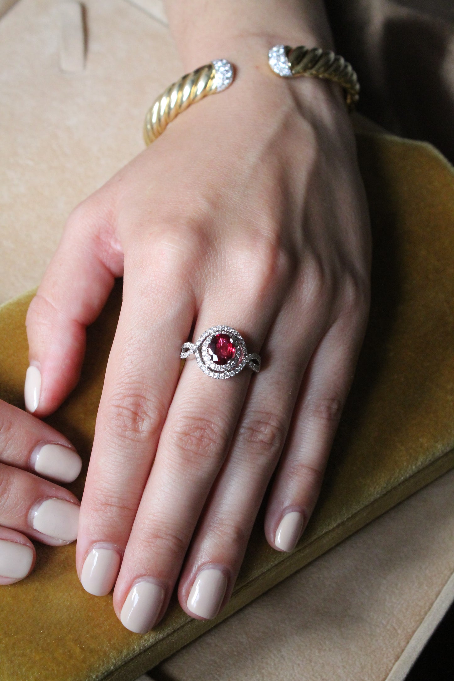 Anillo contemporáneo de oro blanco italiano, brillantes y rubí (con certificado gemológico digital).