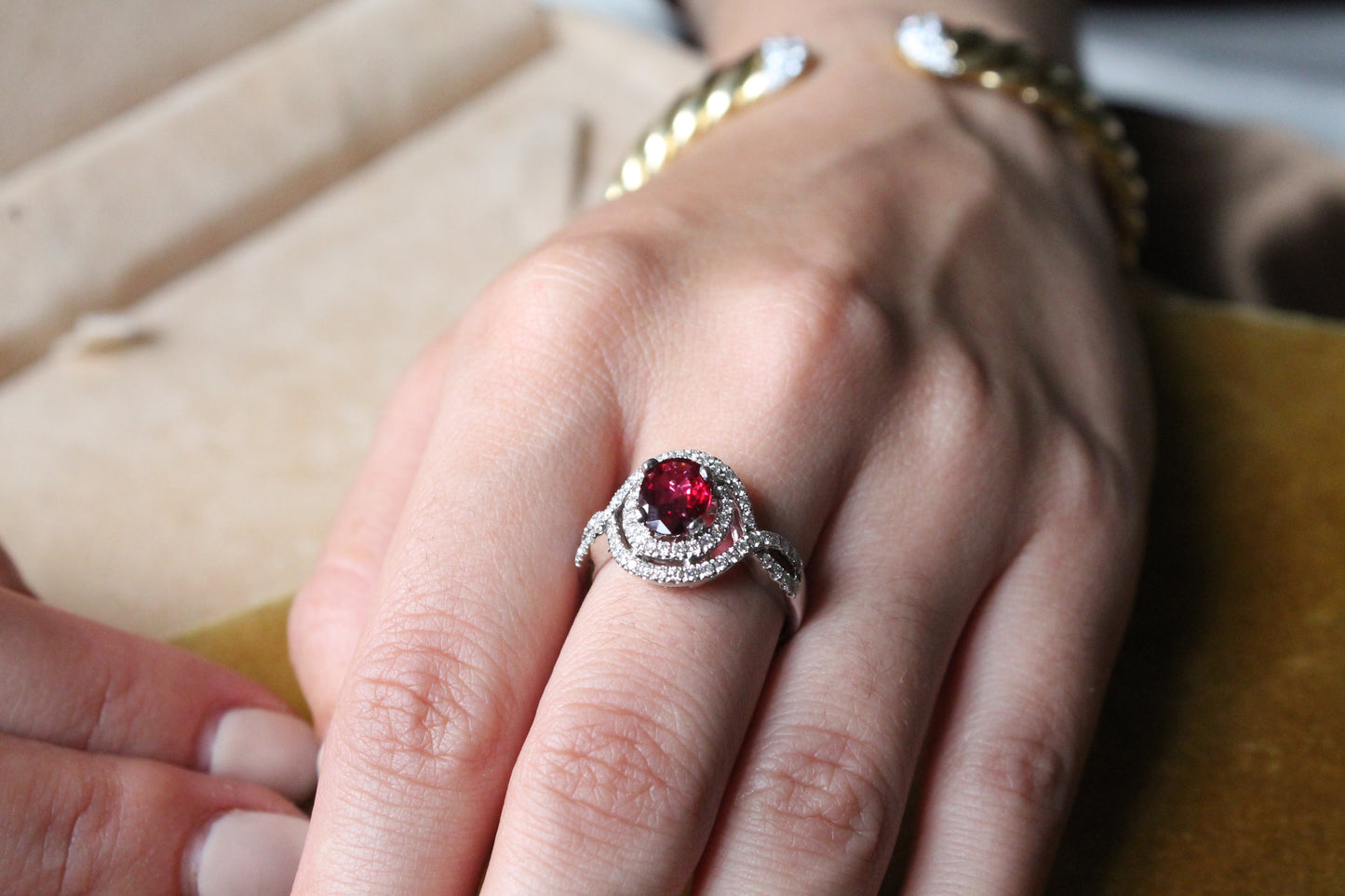 Anillo contemporáneo de oro blanco italiano, brillantes y rubí (con certificado gemológico digital).