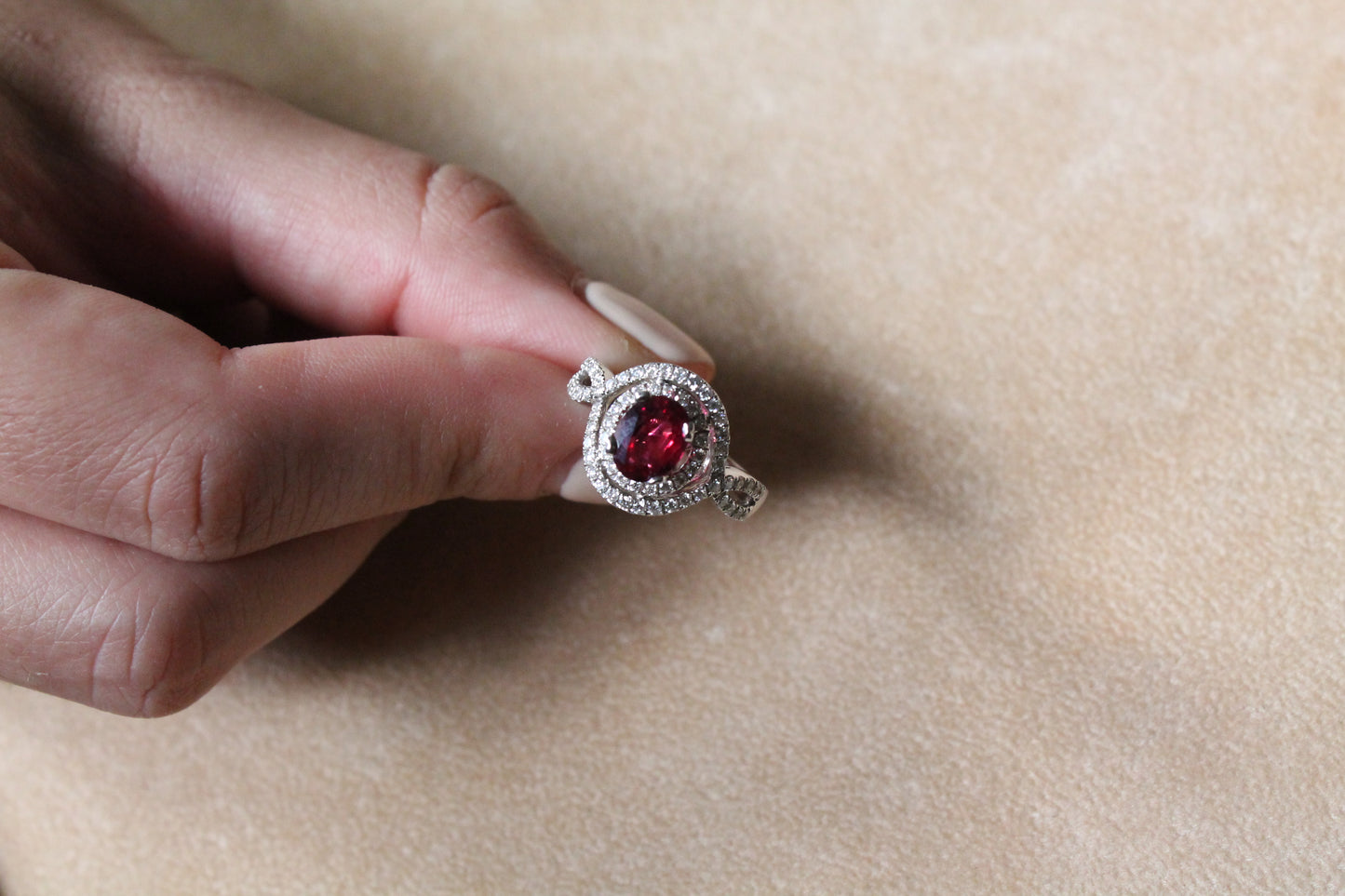 Anillo contemporáneo de oro blanco italiano, brillantes y rubí (con certificado gemológico digital).