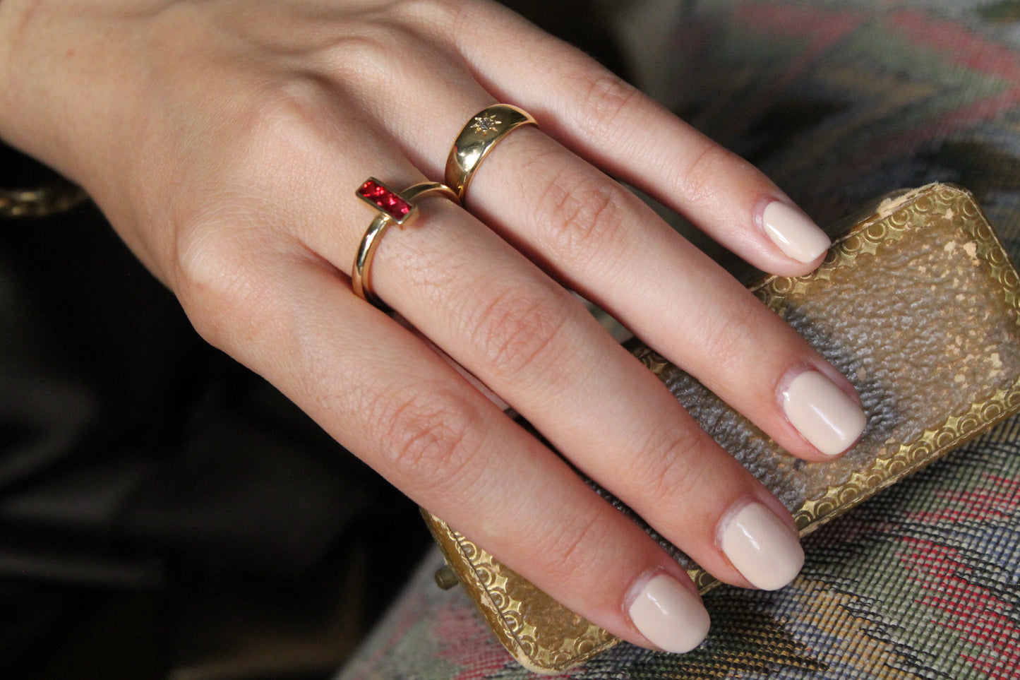 Anillo medio cintillo bombé antique con oro amarillo y diamante.