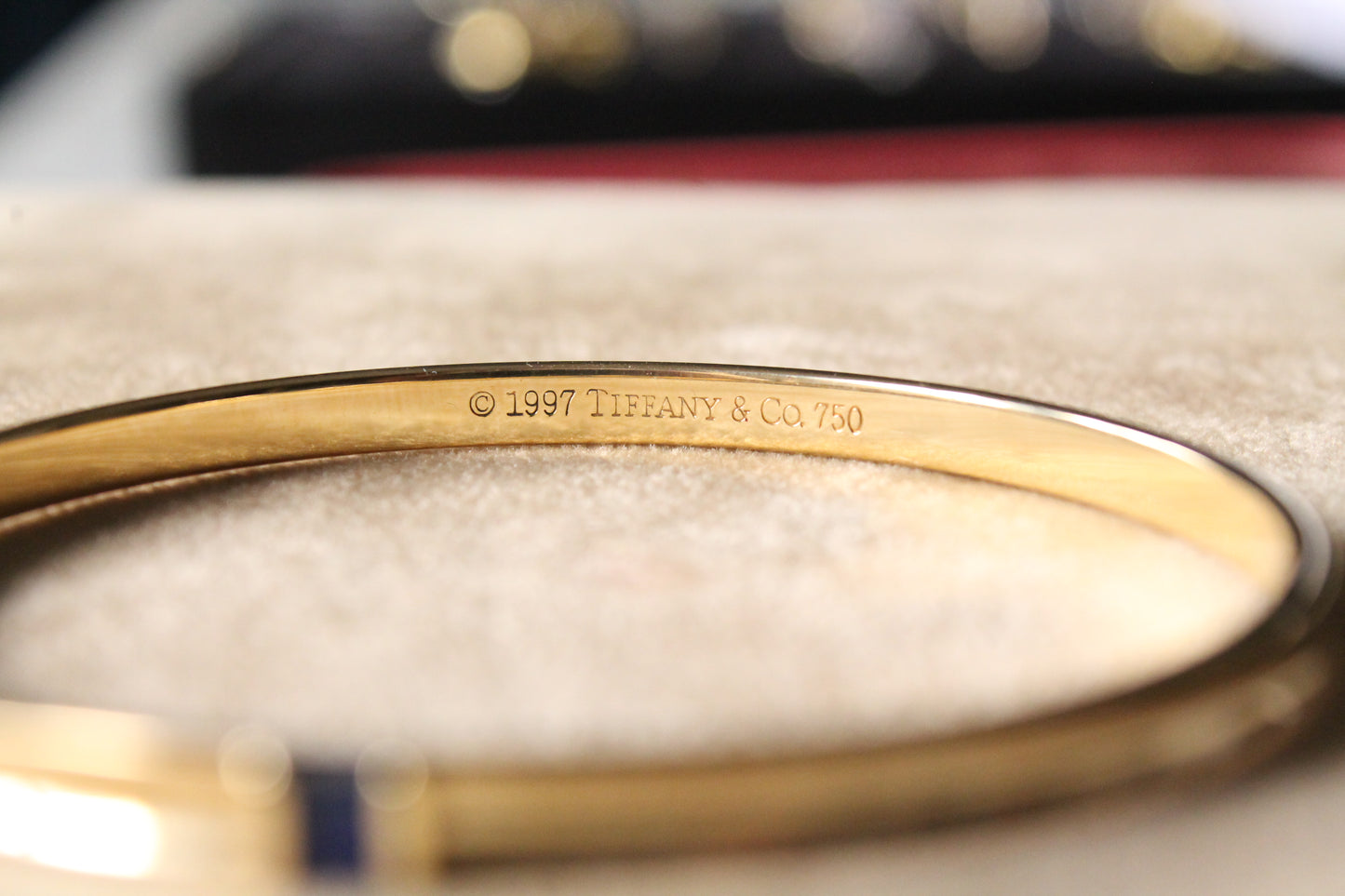 Esclava circular Tiffany & Co, año 1997. Oro amarillo de 18k. Montada con dos zafiros baguette.