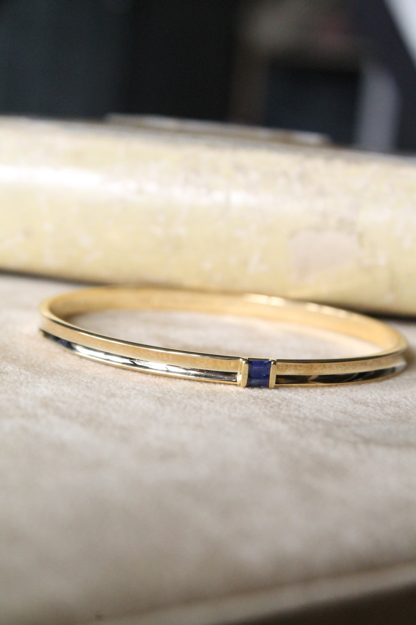 Esclava circular Tiffany & Co, año 1997. Oro amarillo de 18k. Montada con dos zafiros baguette.
