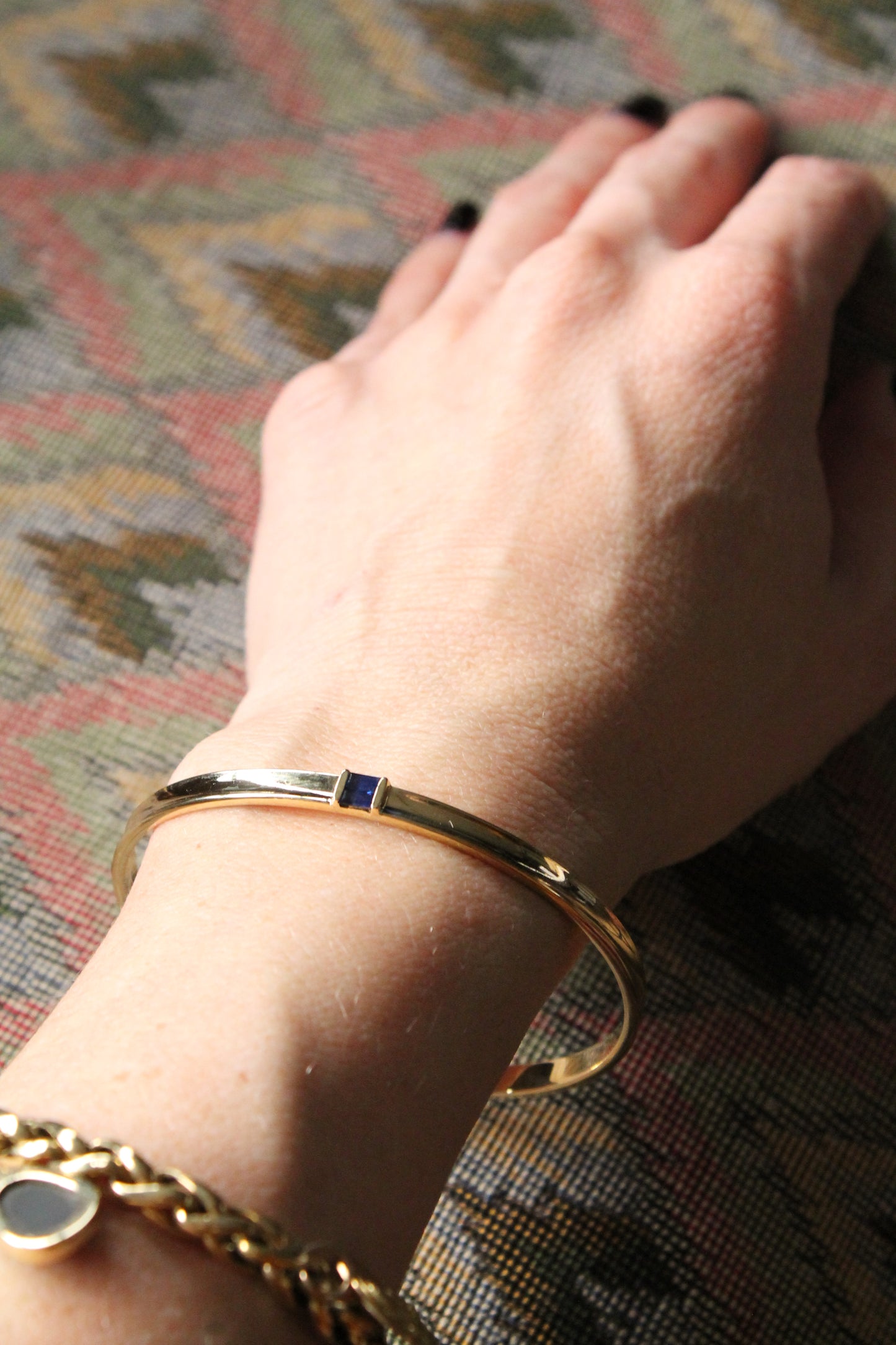 Esclava circular Tiffany & Co, año 1997. Oro amarillo de 18k. Montada con dos zafiros baguette.