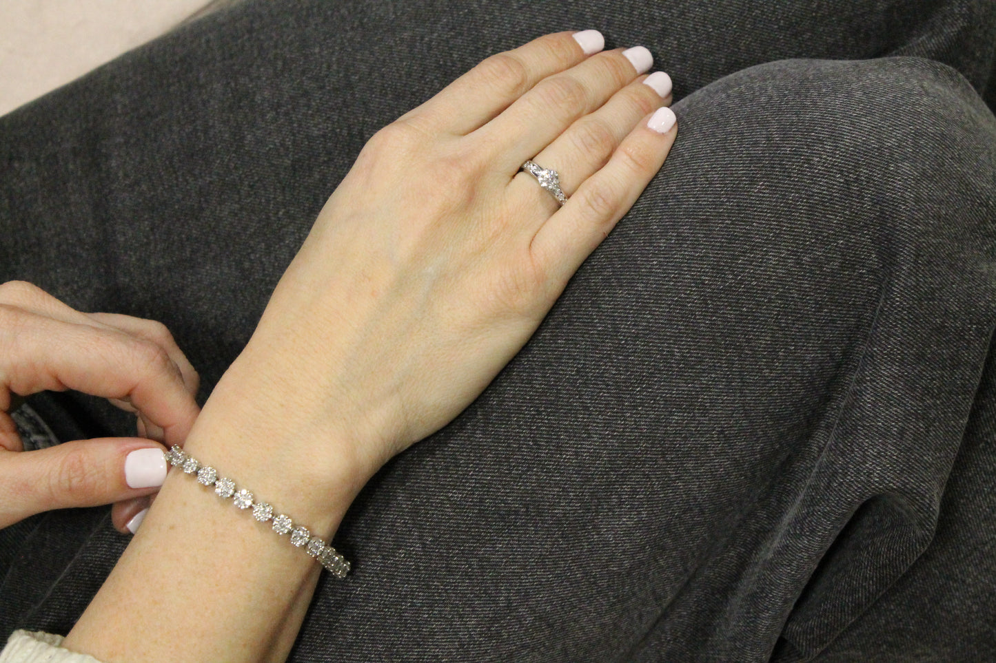 Pulsera europea, diseño floral. Oro blanco y brillantes.