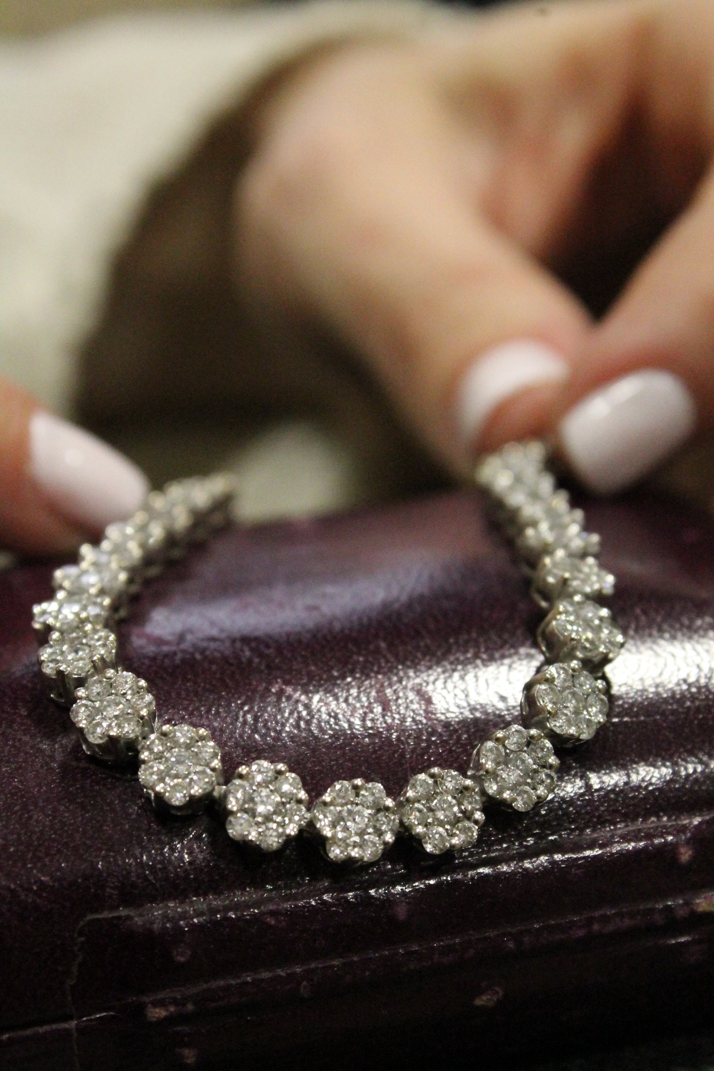 Pulsera europea, diseño floral. Oro blanco y brillantes.