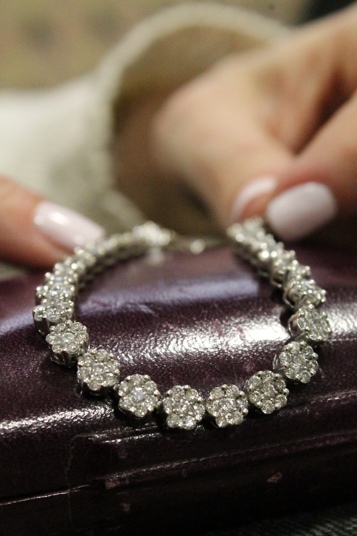 Pulsera europea, diseño floral. Oro blanco y brillantes.