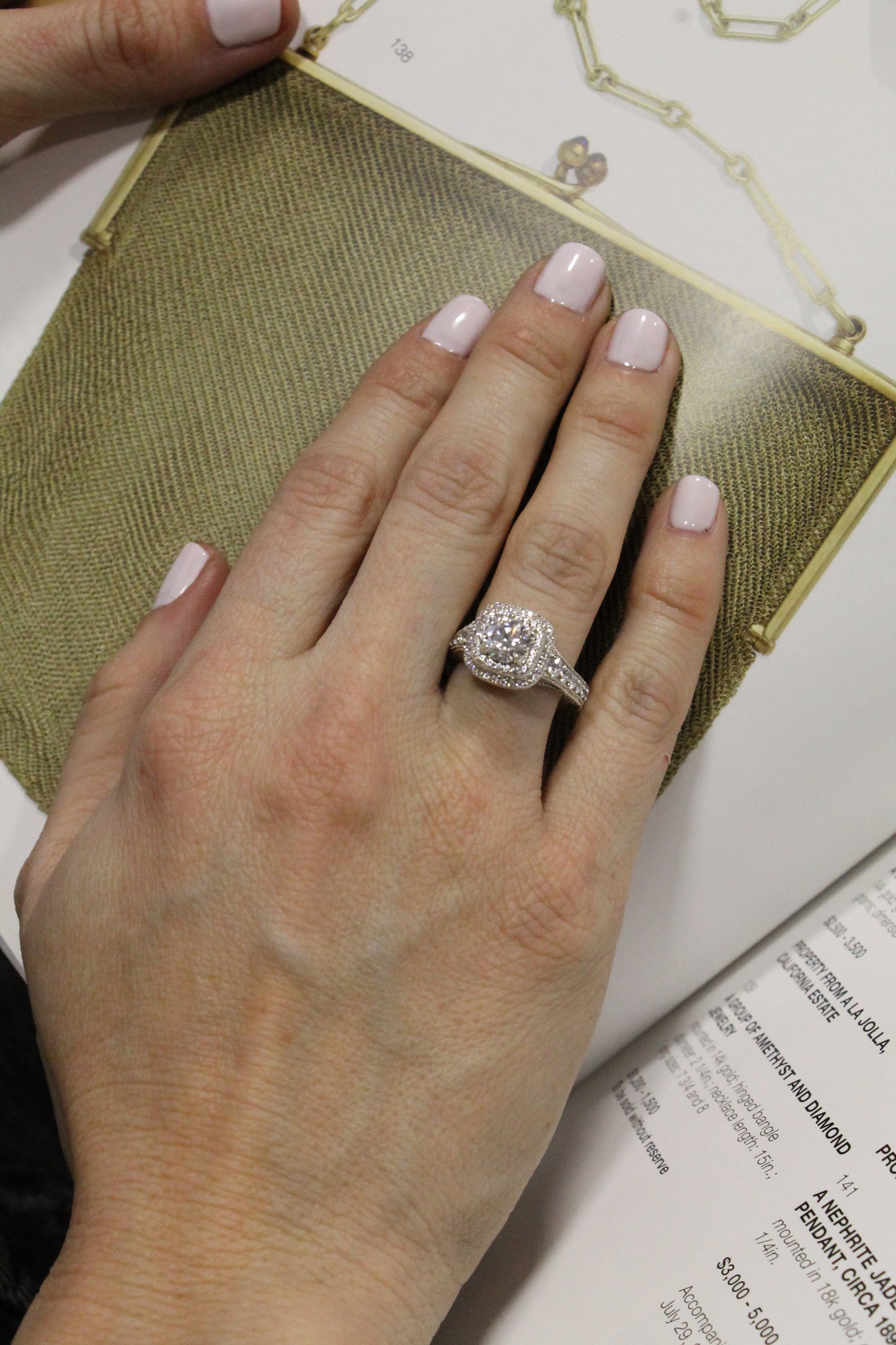 Anillo modelo halo cushion, plata 925, Moissanita central rodeada por zirconitas.
