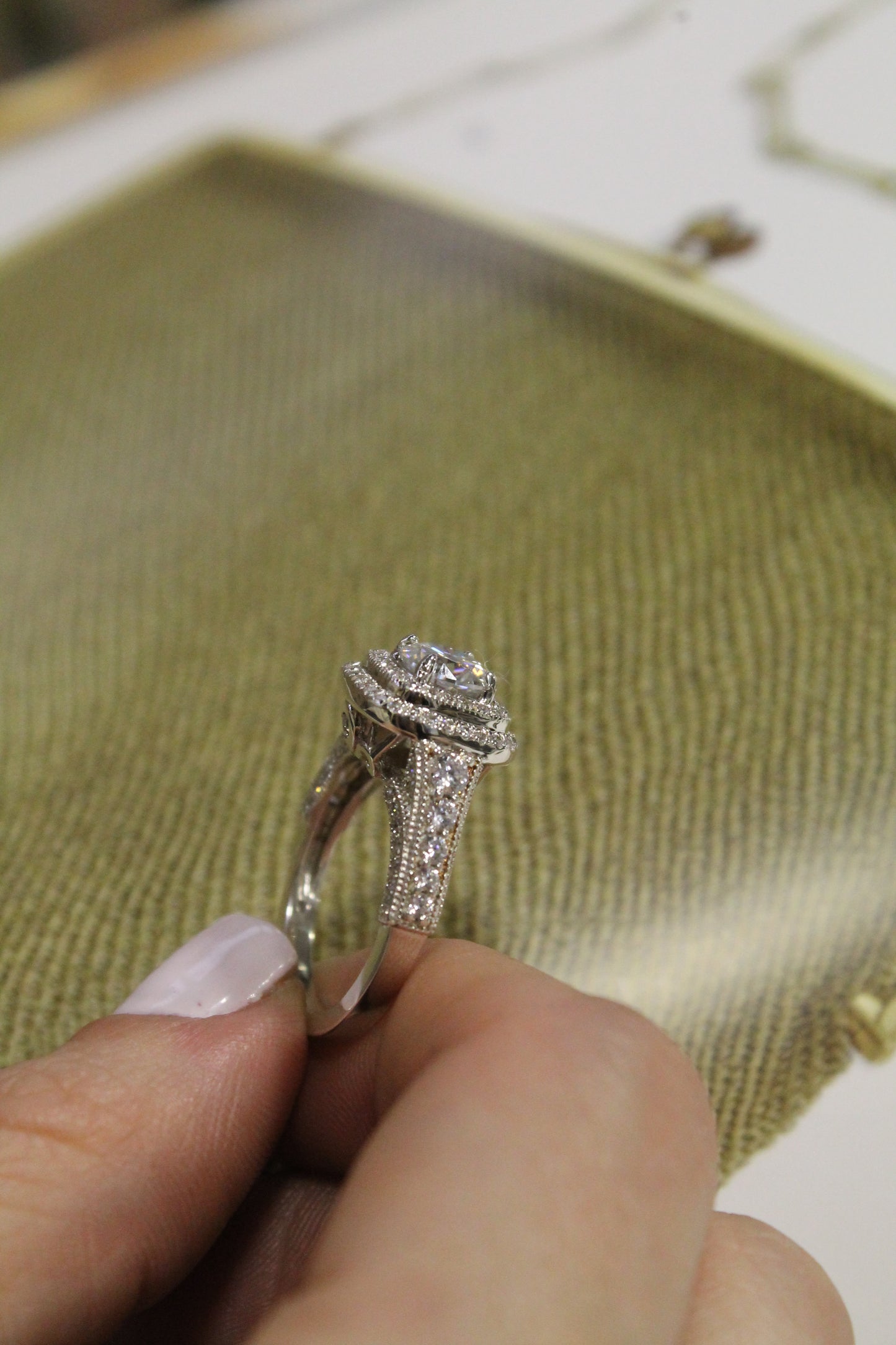 Anillo modelo halo cushion, plata 925, Moissanita central rodeada por zirconitas.