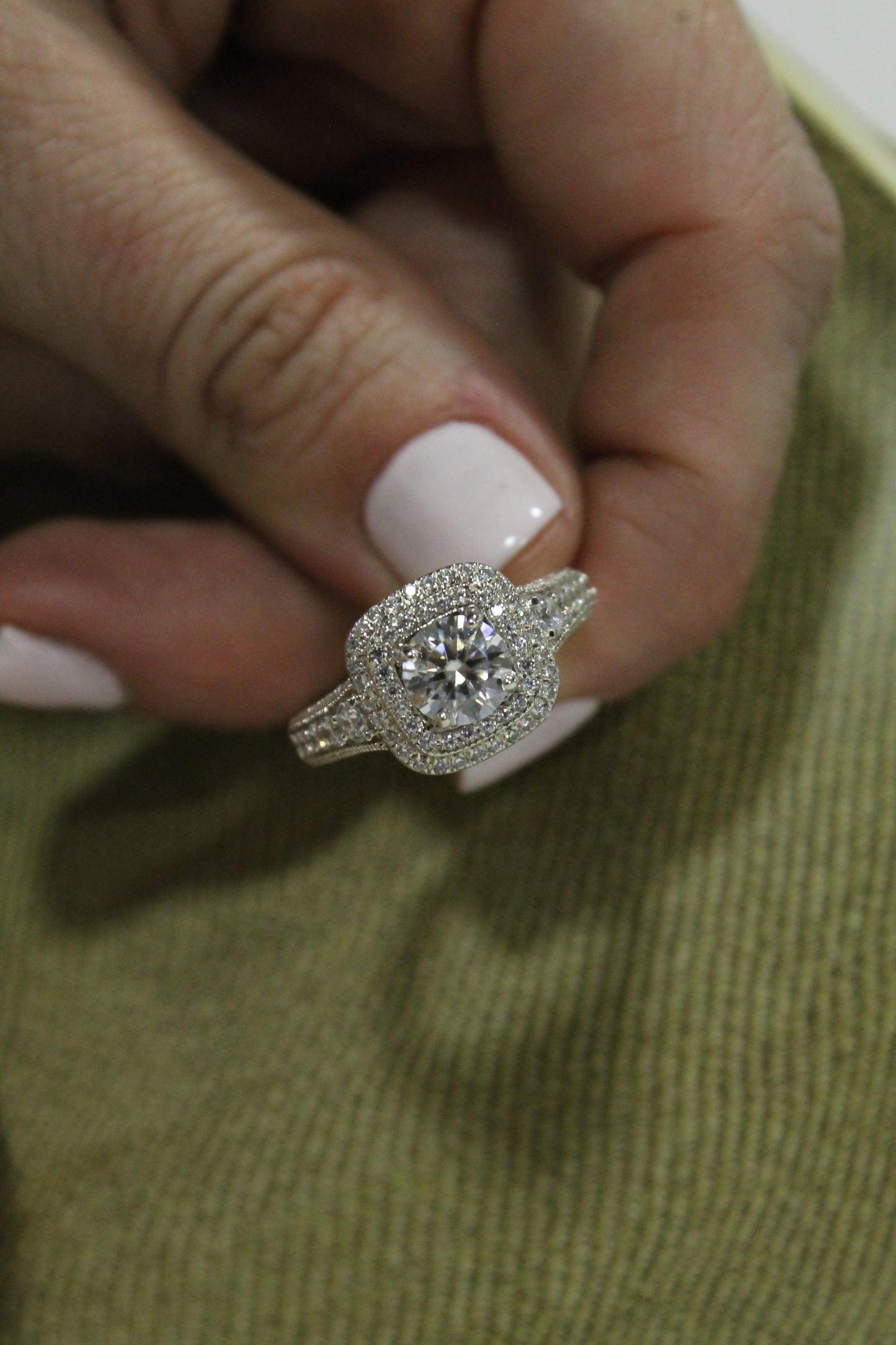 Anillo modelo halo cushion, plata 925, Moissanita central rodeada por zirconitas.